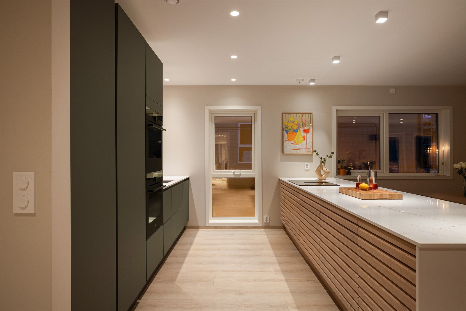 Kjøkkenet er velutstyrt med hensyn til hvitevarer, deriblant helt fryseskap, helt kjøleskap og to ovner plassert i hendig arbeidshøyde. Galleribilde