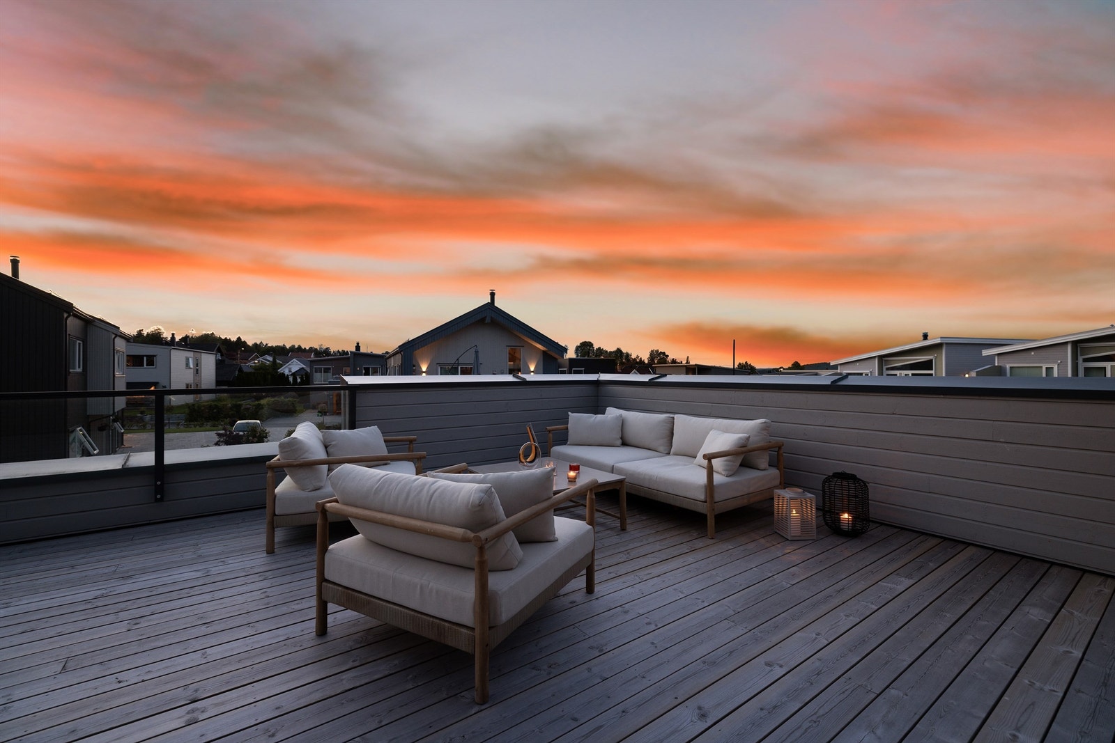 Sommerstid er kveldssolen på takaltanen nærmest helt til den går ned i nord-vest. Galleribilde