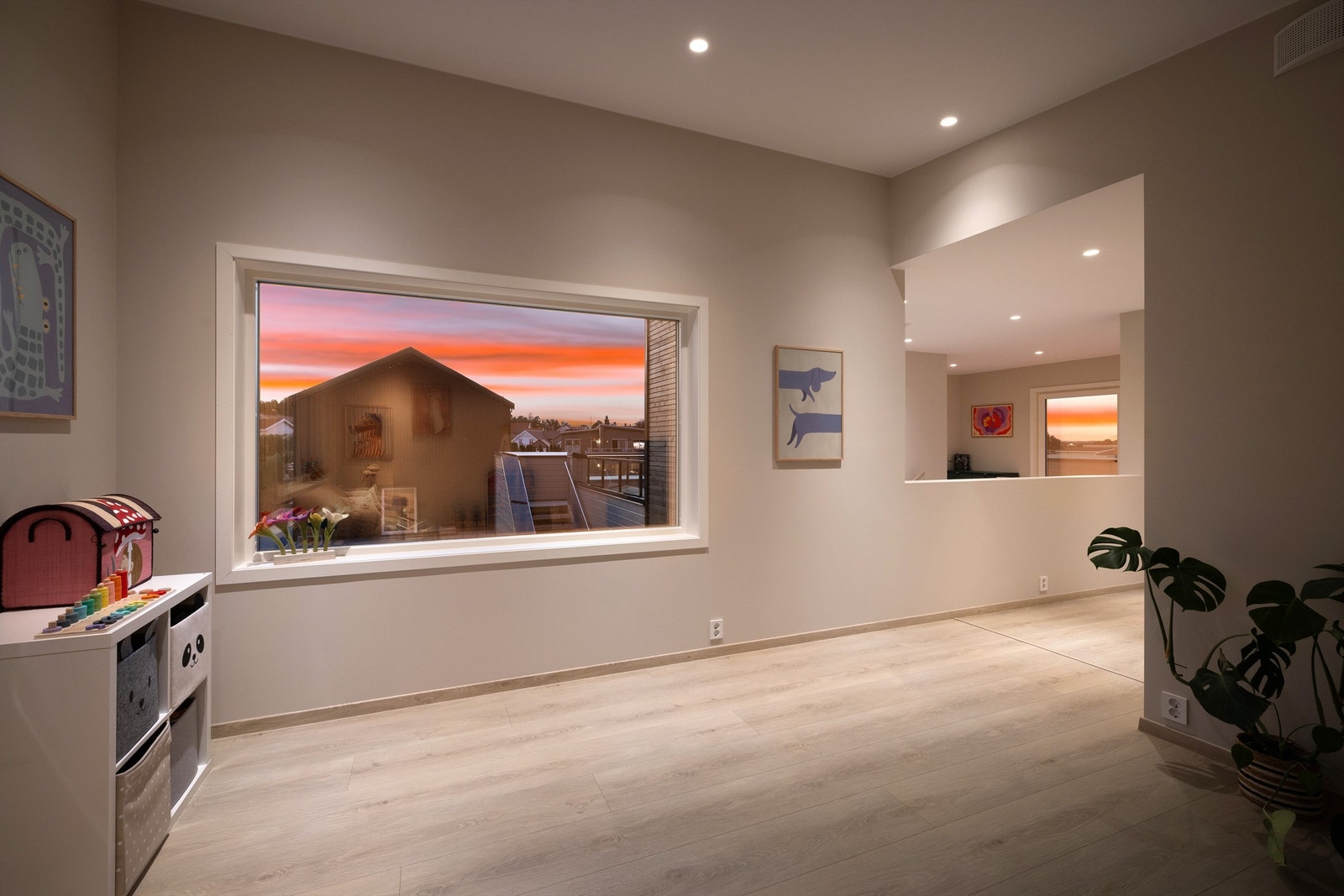 Himling som skråner opp til en luftig høyde har betydelig positiv innvirkning på romfølelsen i stuen. Galleribilde