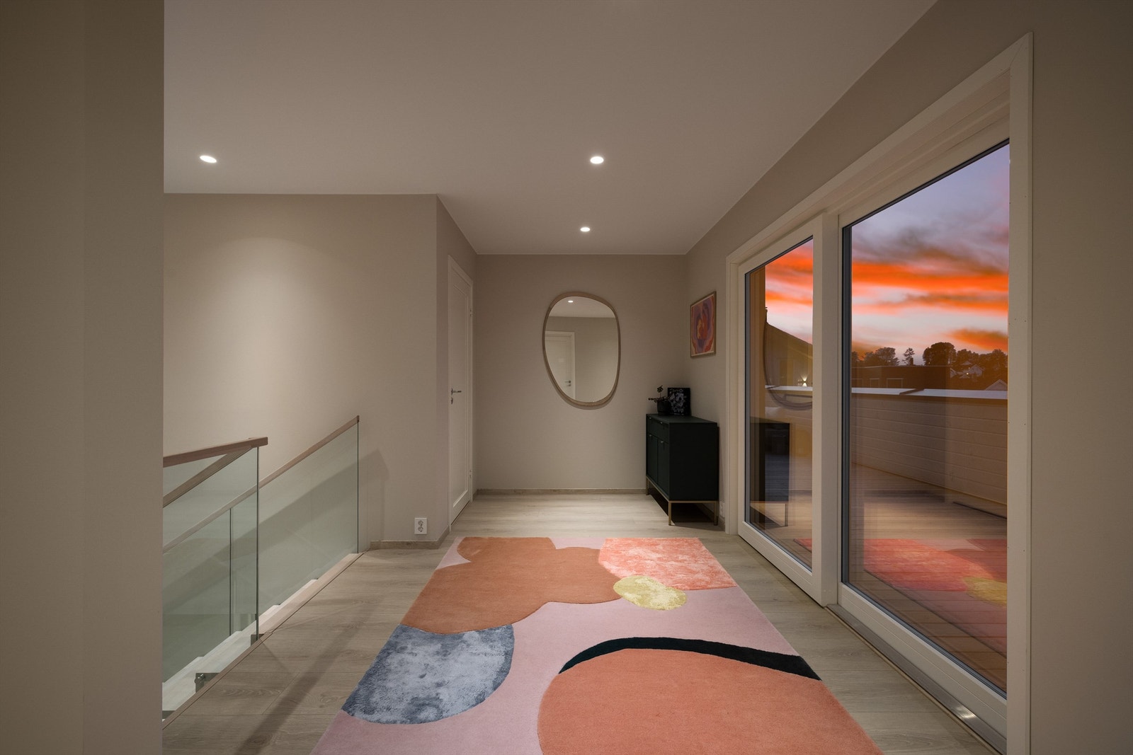 Skyve-/hevedør bokstavelig talt åpner gangen mot takaltanen og gir enkel tilgang til utearealet. Galleribilde