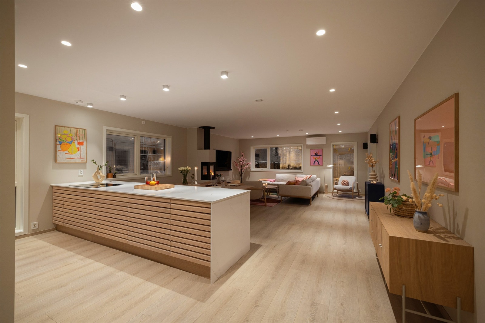 Oppbevaringsmulighetene på kjøkkenet er mange, blant annet i den store halvøyen. Galleribilde