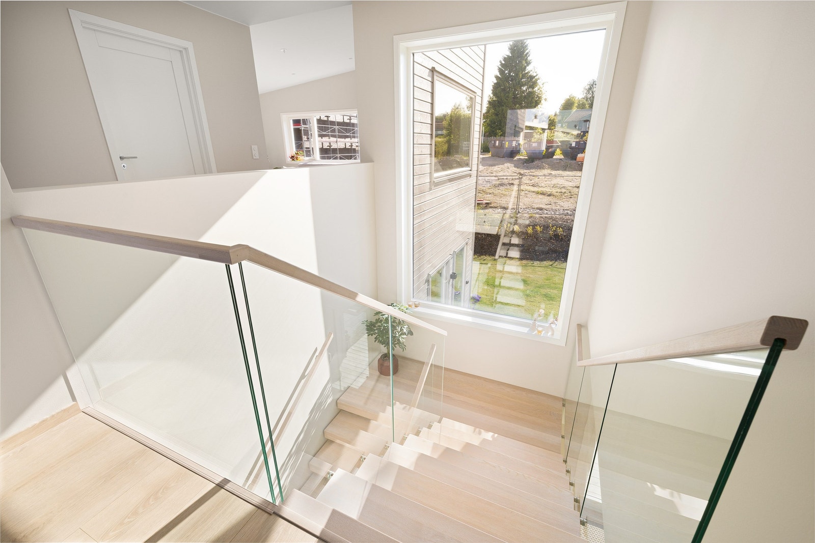 Vertikalstilt vindu fyller trappen med naturlig overlys. Galleribilde