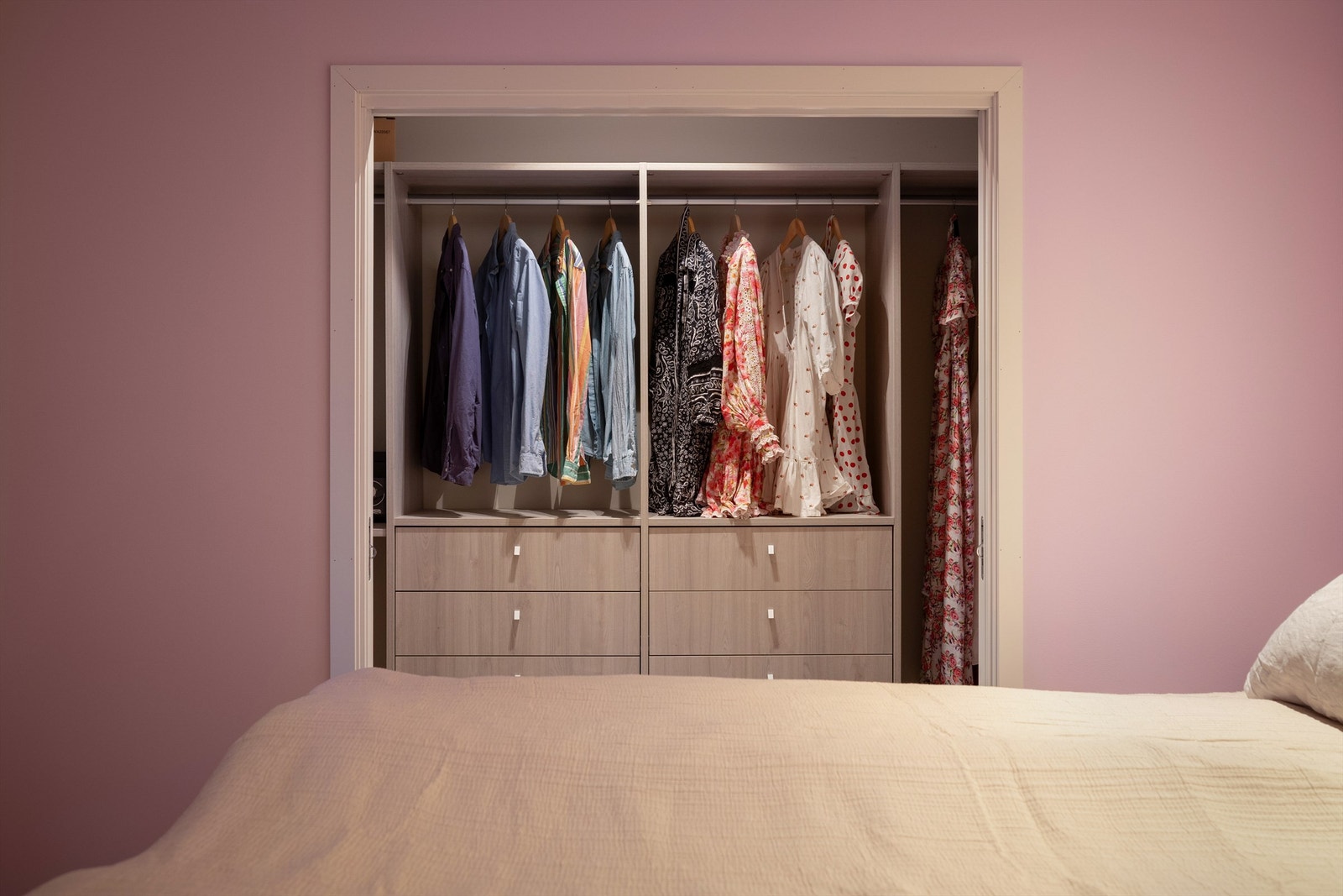 Walk-in closet på ca. 4,5 kvm. kan lukkes av med plasseffektive skyvedører. Galleribilde