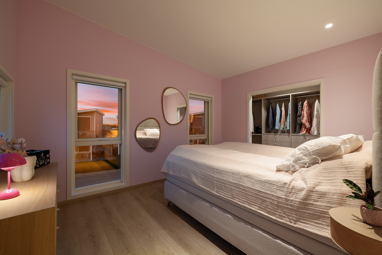 Skrånende himling setter sitt positive preg også på etasjens største soverom. Her medfølger nattbord. Galleribilde