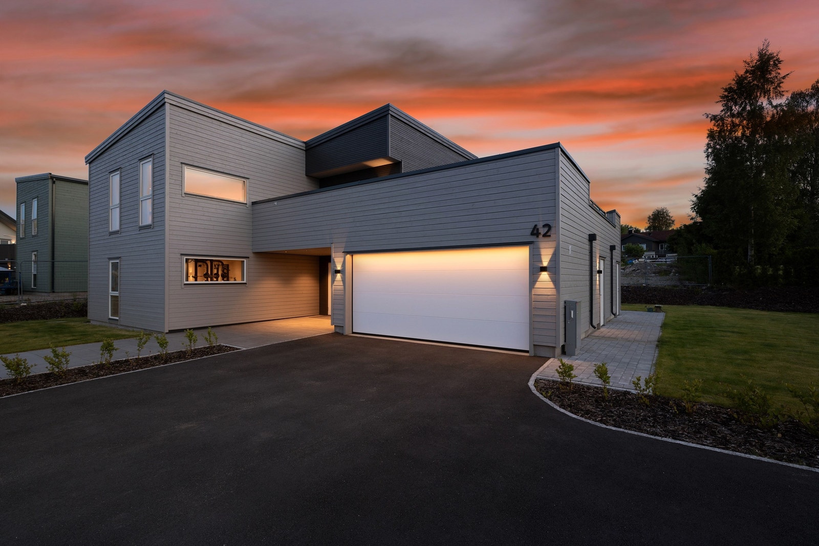 Foruten moderne arkitektur og et rikt indre har boligen en hel rekke prisverdige kvaliteter, deriblant flotte uterom i to høyder. Galleribilde