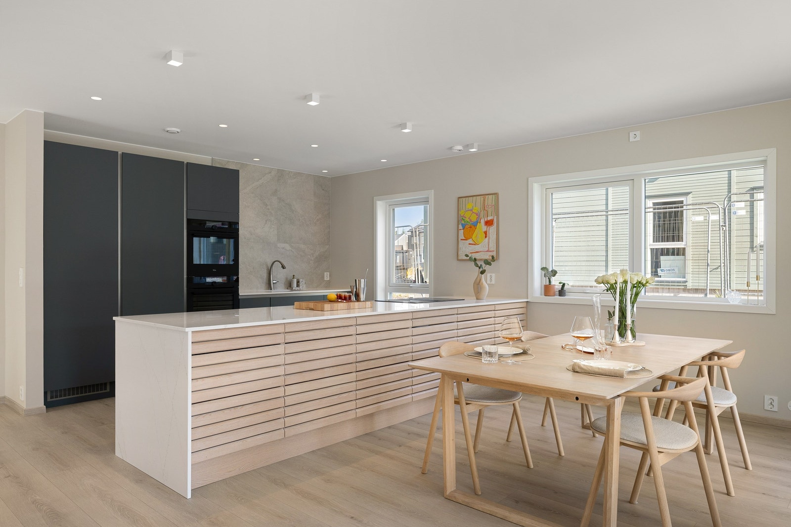 Er du matglad og liker å tilbringe tid foran kjøkkenbenkene, vil du trolig sette stor pris på boligens påkostede kjøkken fra HTH. Galleribilde