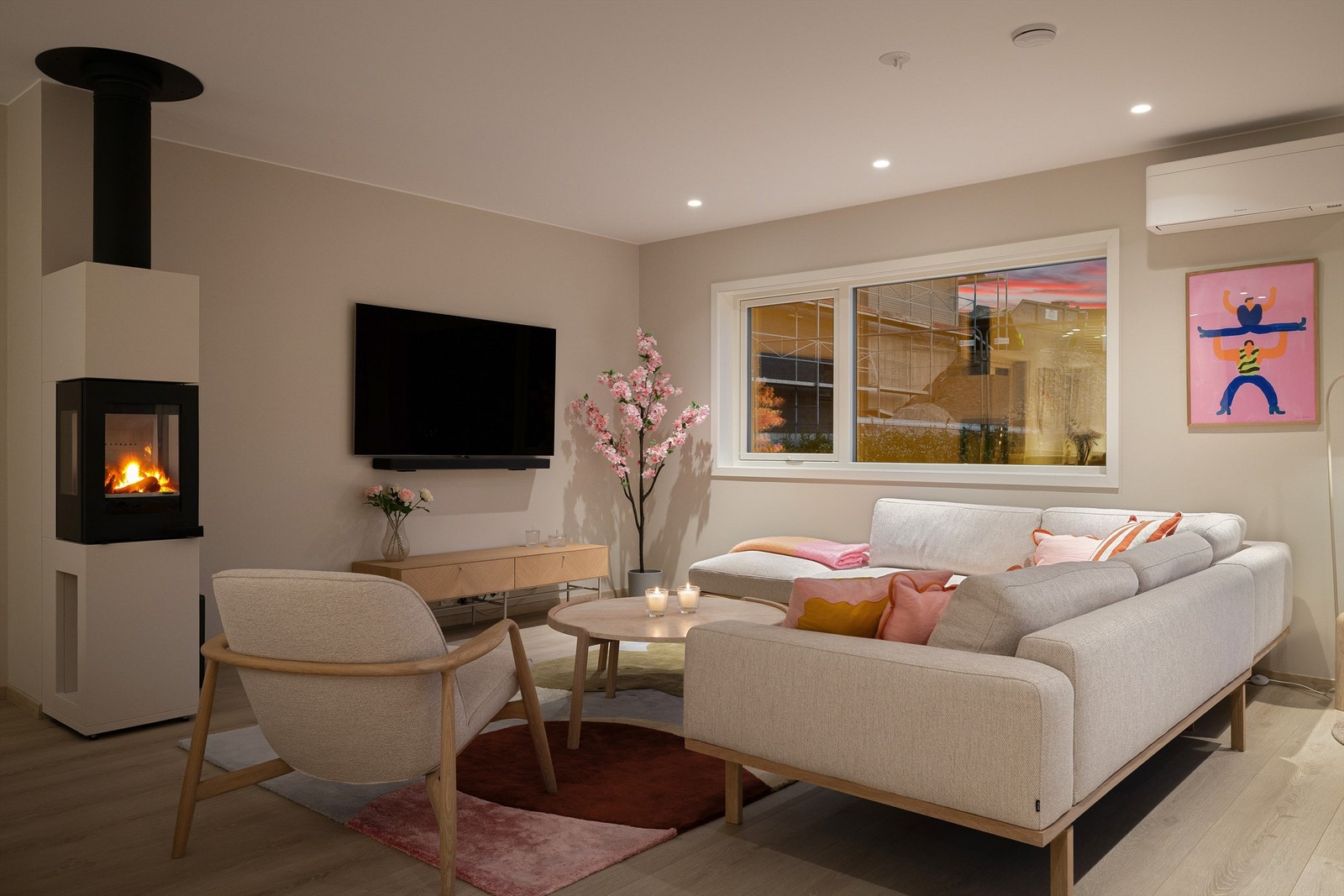 I tillegg til peis er også luft-luft varmepumpe installert i stuen. Galleribilde