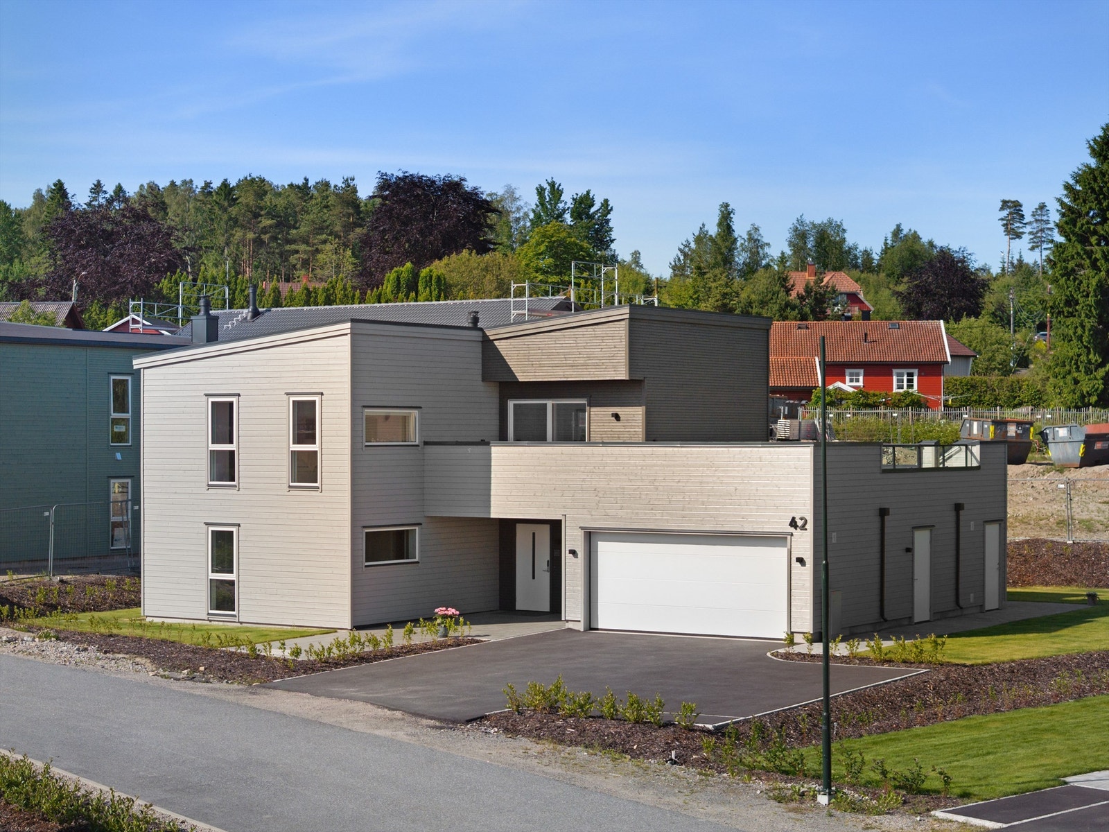 Utenom garasjen er det biloppstillingsmuligheter også i den asfalterte oppkjørselen. Galleribilde