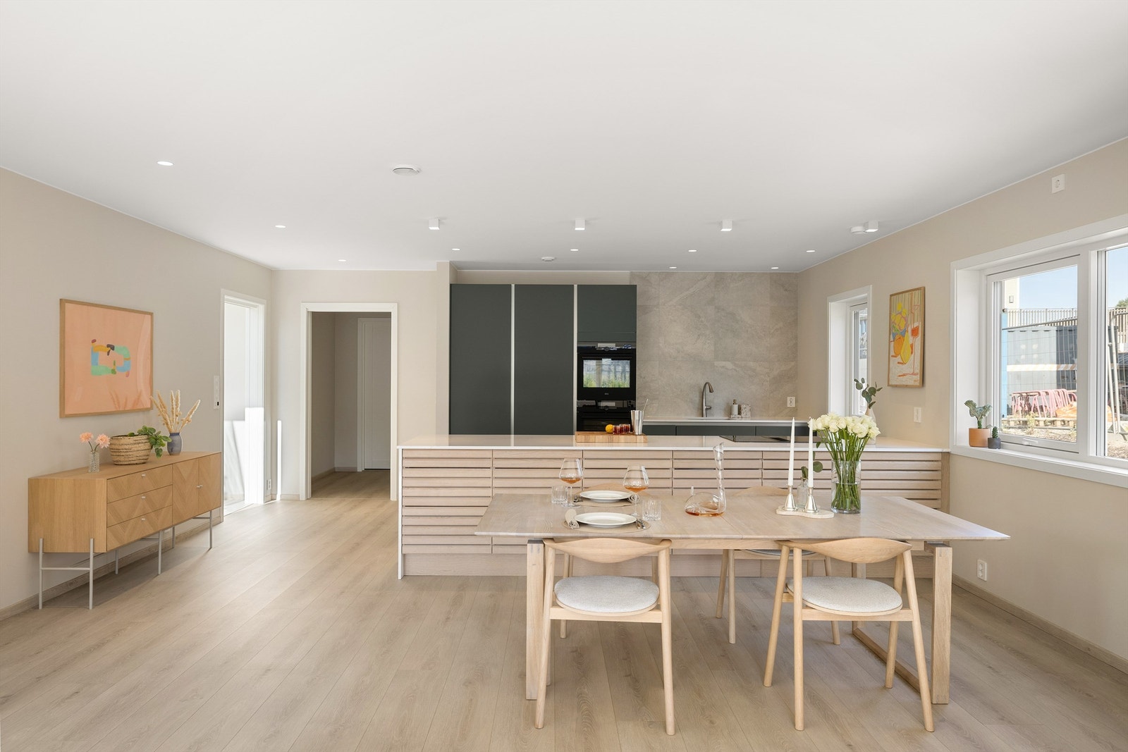 Etasjens bad og soverom er begge tilgjengelig fra den inntrukne gangen innenfor kjøkkenet. Galleribilde