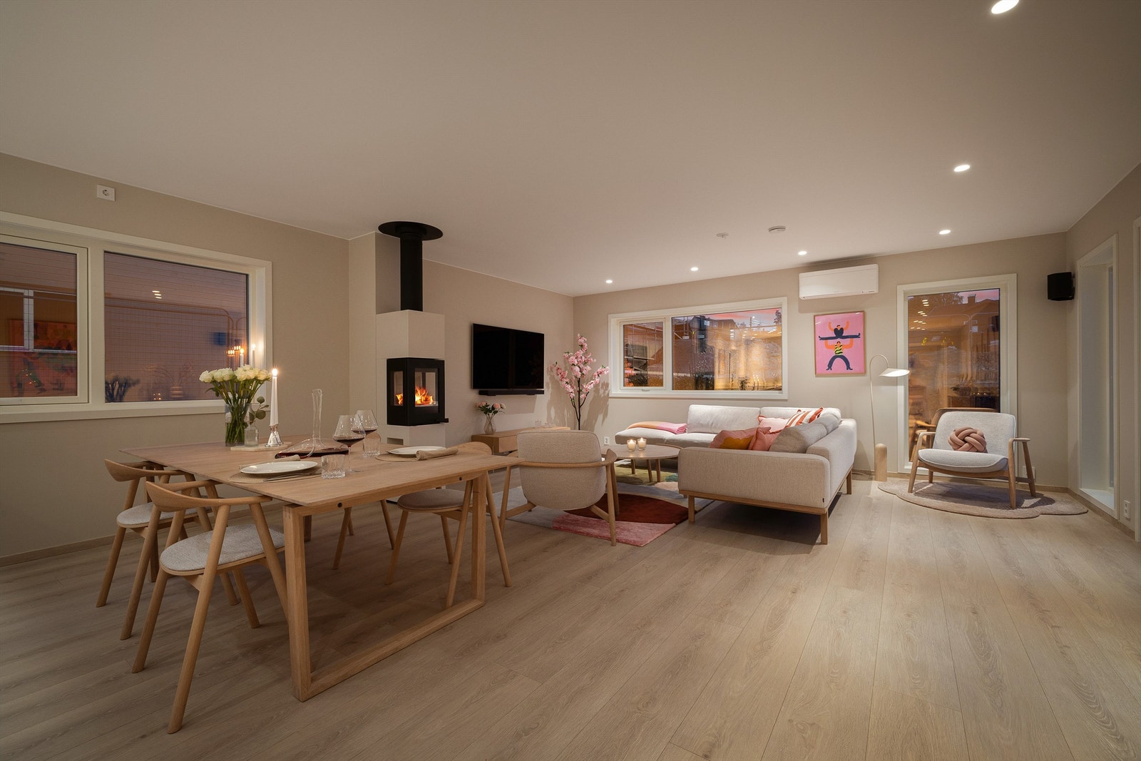 Boligen er oppført med moderne og påkostet standard. Nærmest hele første etasje har elektrisk gulvvarme. Galleribilde