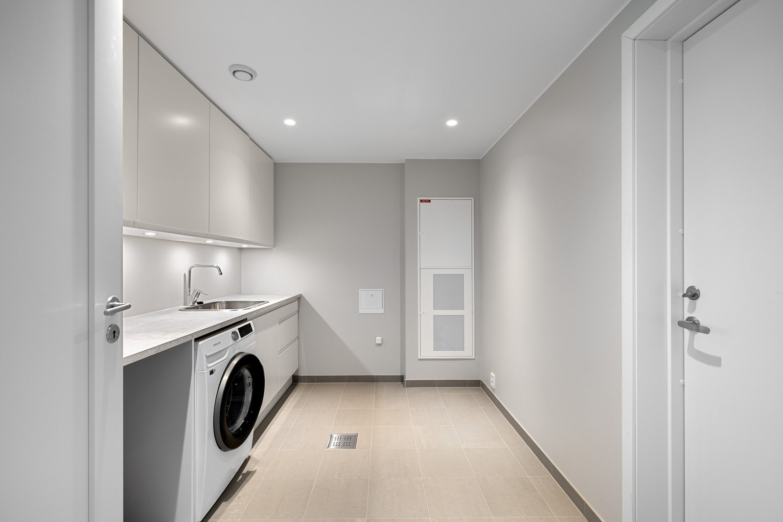 Vaskerommet er tilgjengelig rett fra hallen og vel tilrettelagt sitt formål. Galleribilde