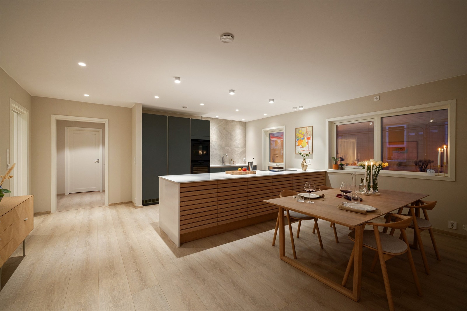 Romløsningen er meget praktisk og inkluderer både stue, soverom og bad i begge etasjer. Galleribilde