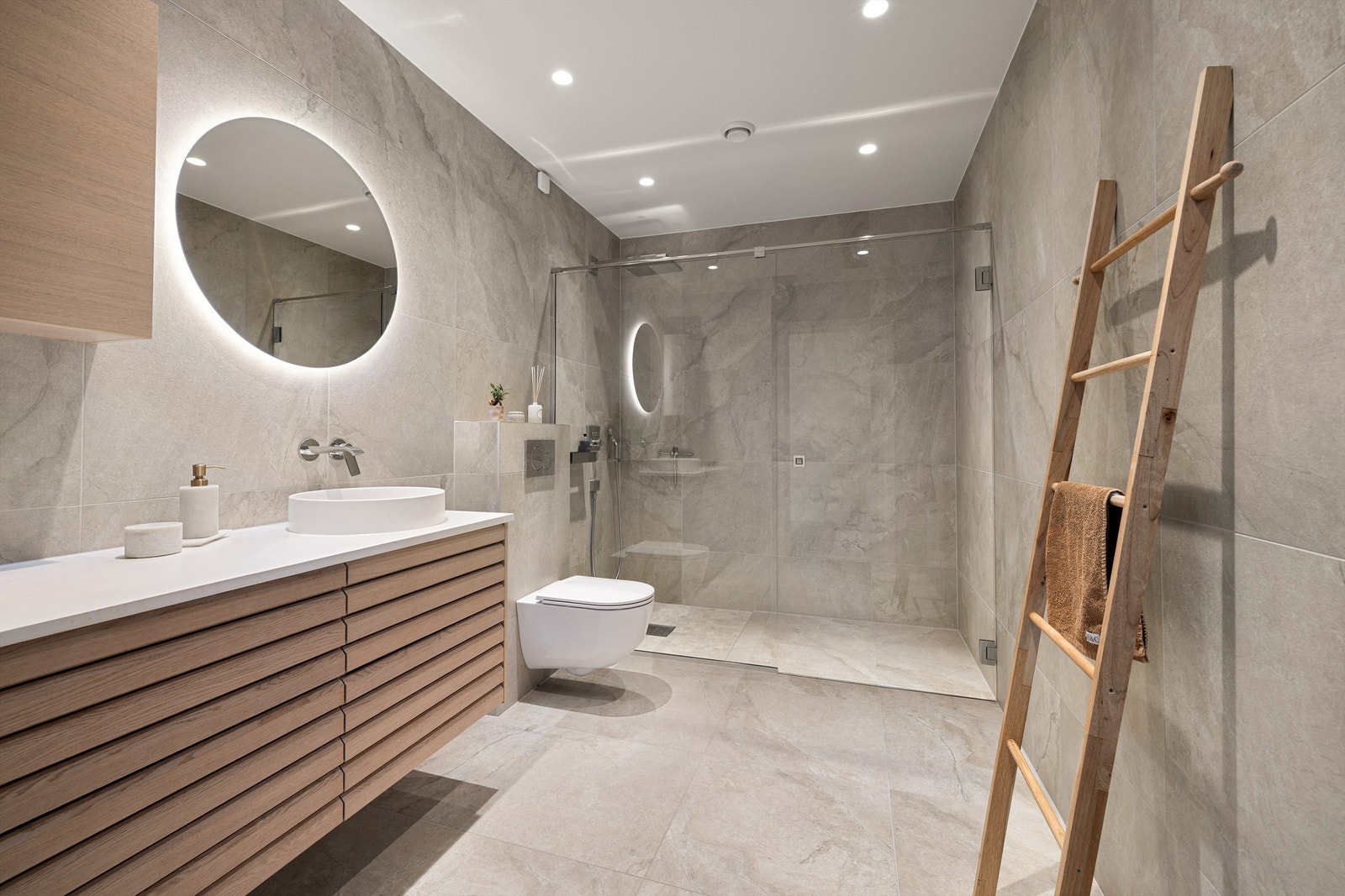 Blant boligens kanskje fremste opplevde kvaliteter er de to delikate og påkostede badene, som attpåtil er av generøs størrelse. Galleribilde