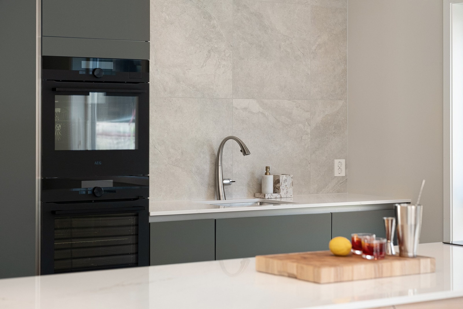 Kjøkkenet er i sin helhet meget bruksvennlig. Stålvask av rektangulær, underlimt modell har følge av designpreget ett-greps armatur. Galleribilde