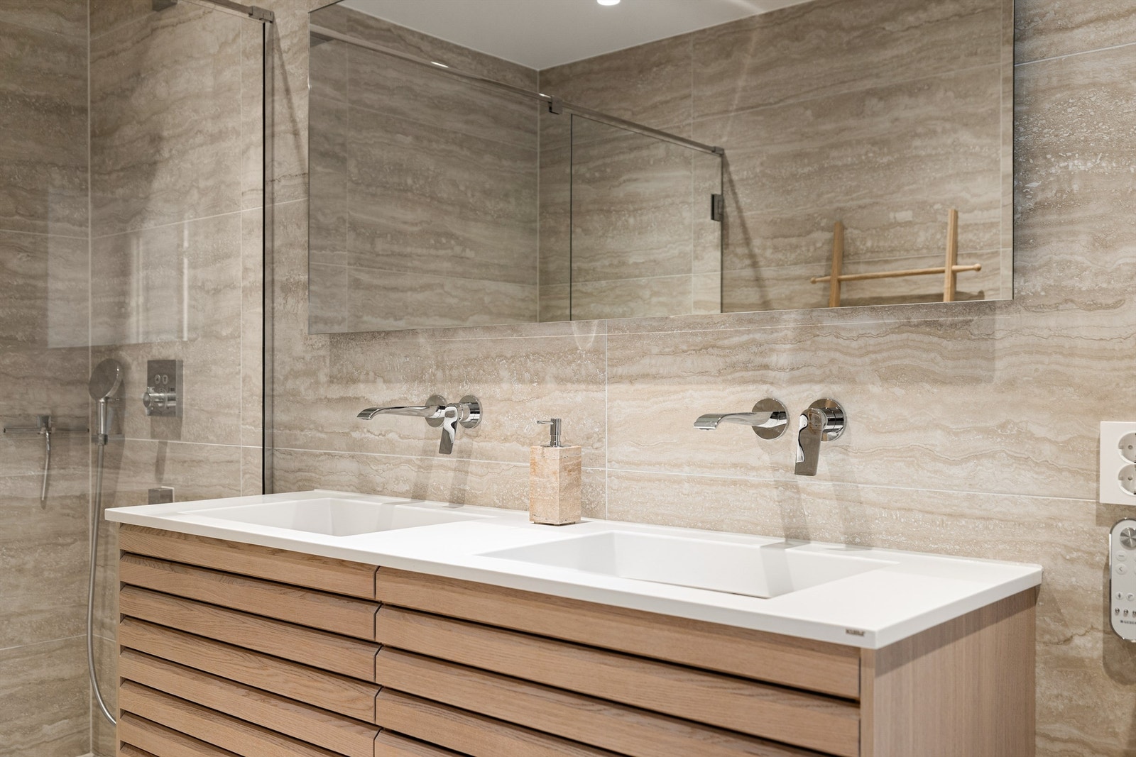 Dobbel servant gjør det mulig for to personer å benytte badet i andre etasje samtidig. Galleribilde