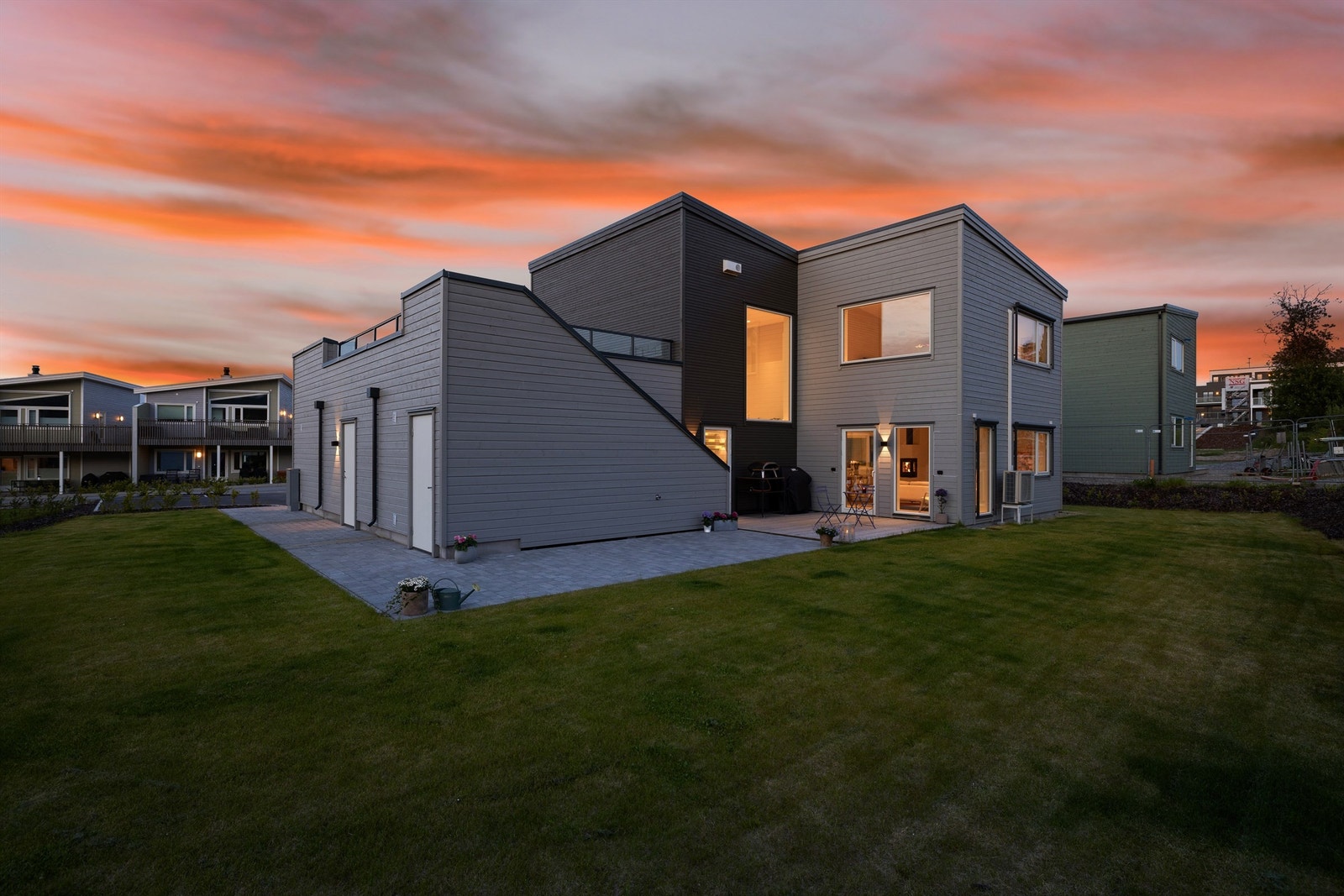 Dette er en påkostet, familieorientert og meget praktisk enebolig fra OBOS/Block Watne. Den ble ferdigstilt i 2024 og omfattes av resterende nybygg-garanti. Galleribilde