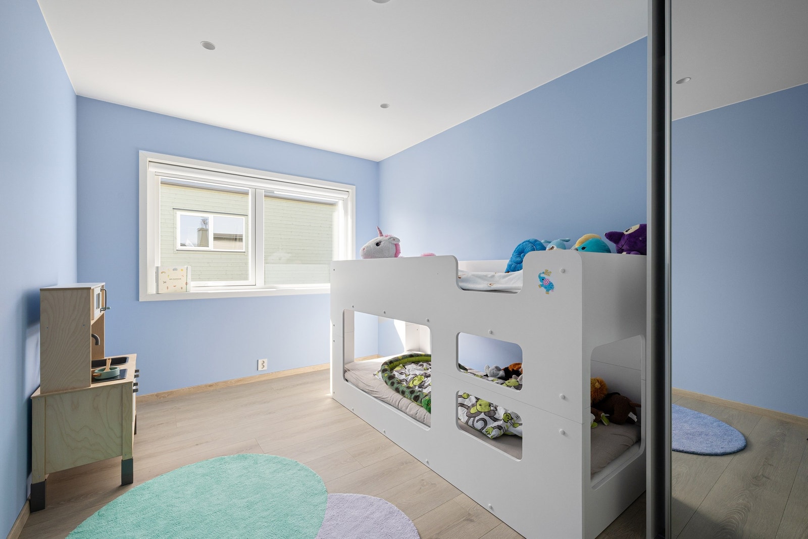 To av soverommene i andre etasje er utmerkede barnerom, dette på ca. 11 kvm. Galleribilde