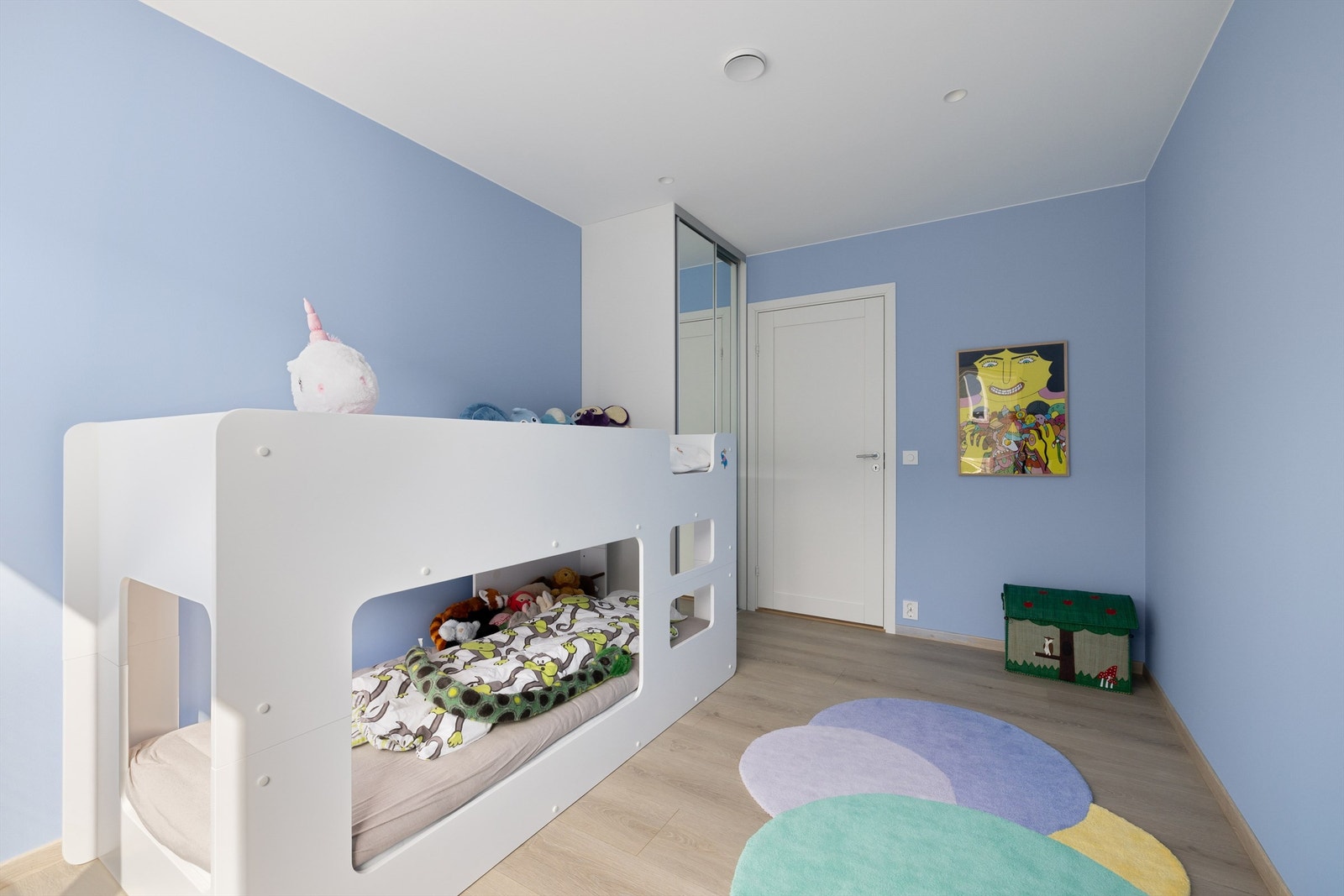 Speildørsgarderobe er installert i begge barnerom. Galleribilde