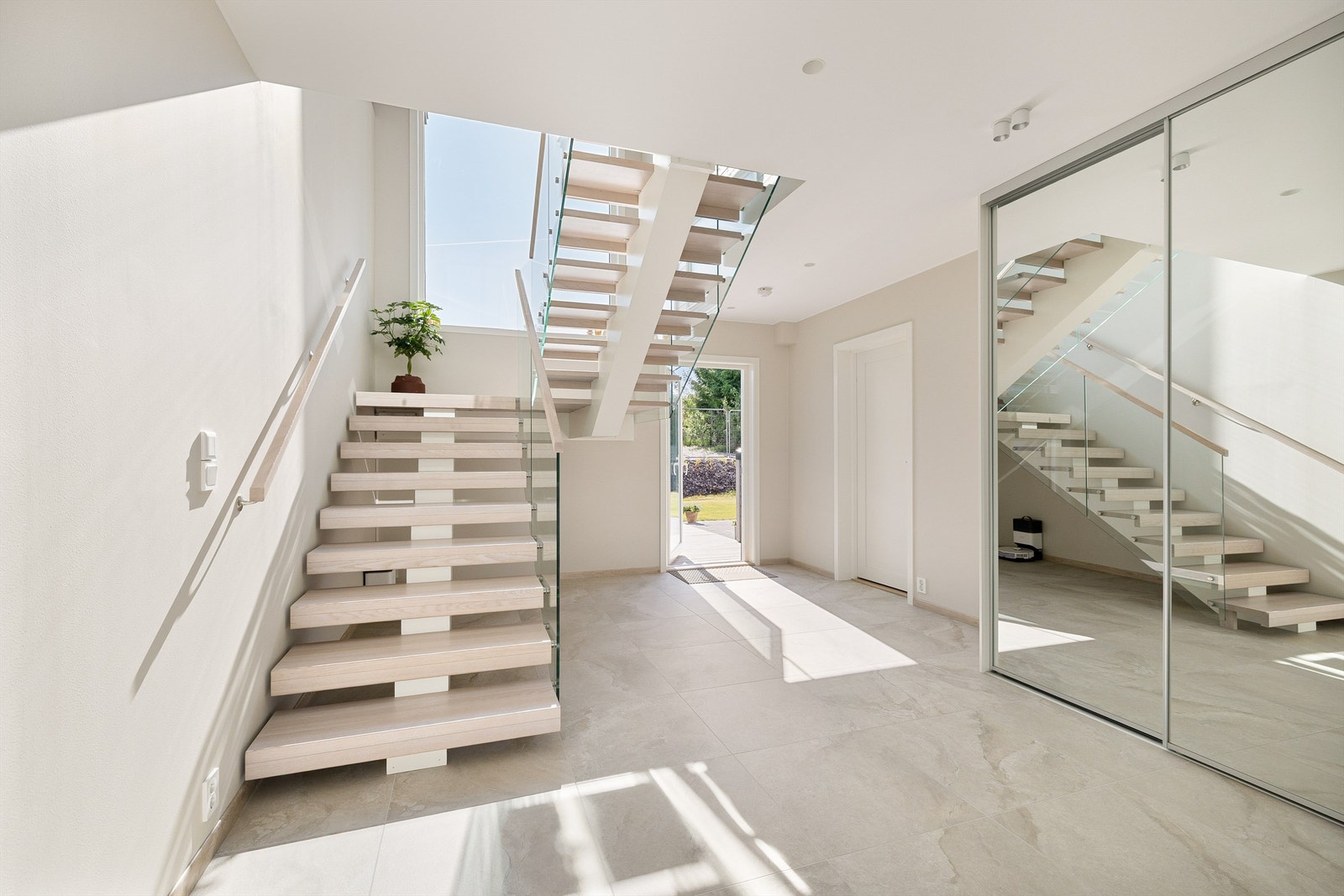 Det store vinduet over trappen har også stor betydning for lysforholdene i hallen. Galleribilde