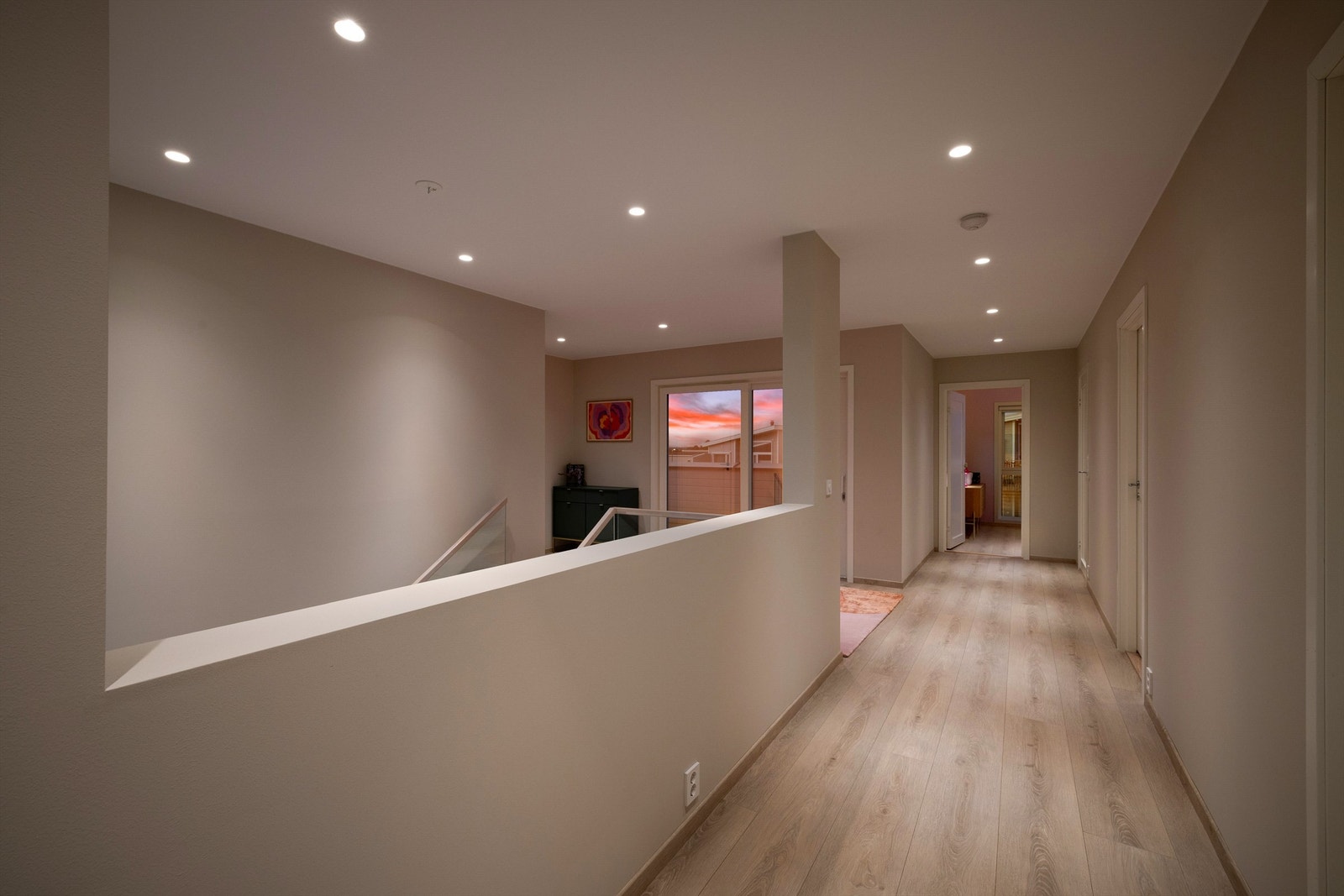 Badet og soverommene i andre etasje er samlet på rekke langs gangen utenfor stuen. Galleribilde