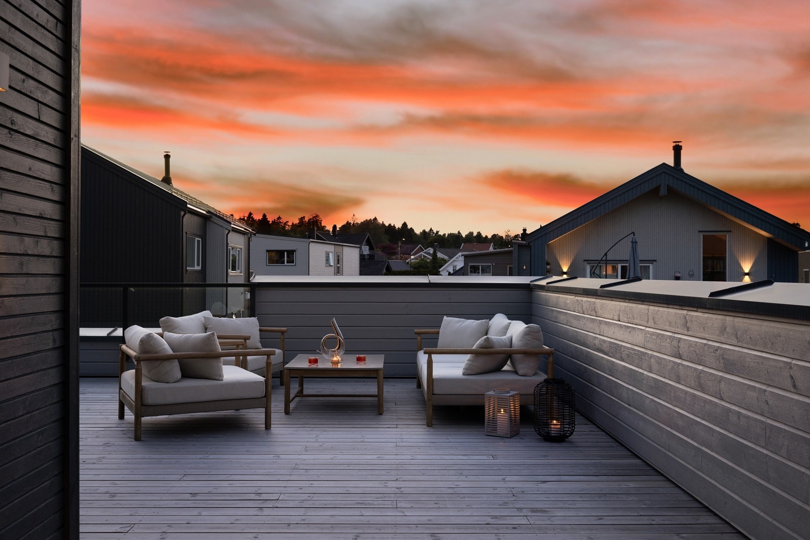 Tett og høyt rekkverk begrenser innsyn fra omgivelsene. Galleribilde