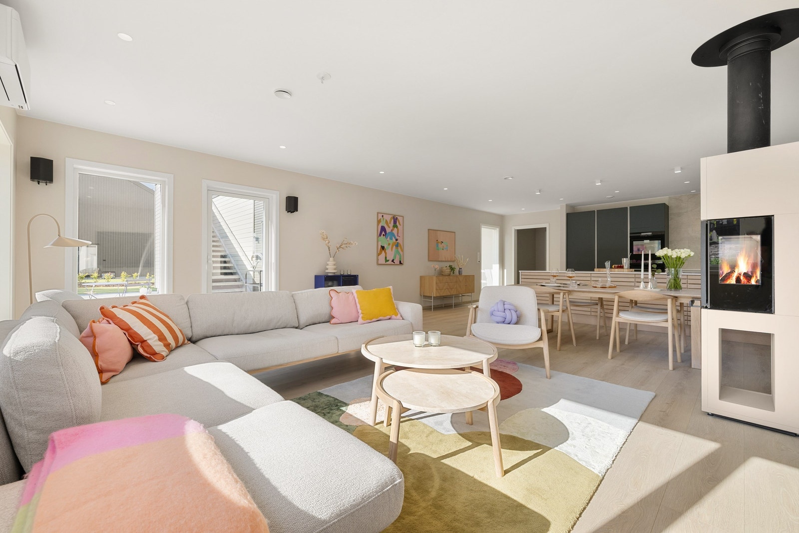 Vinduer på tre sider av stuen er ensbetydende med meget gode lysforhold, dagen gjennom. Galleribilde