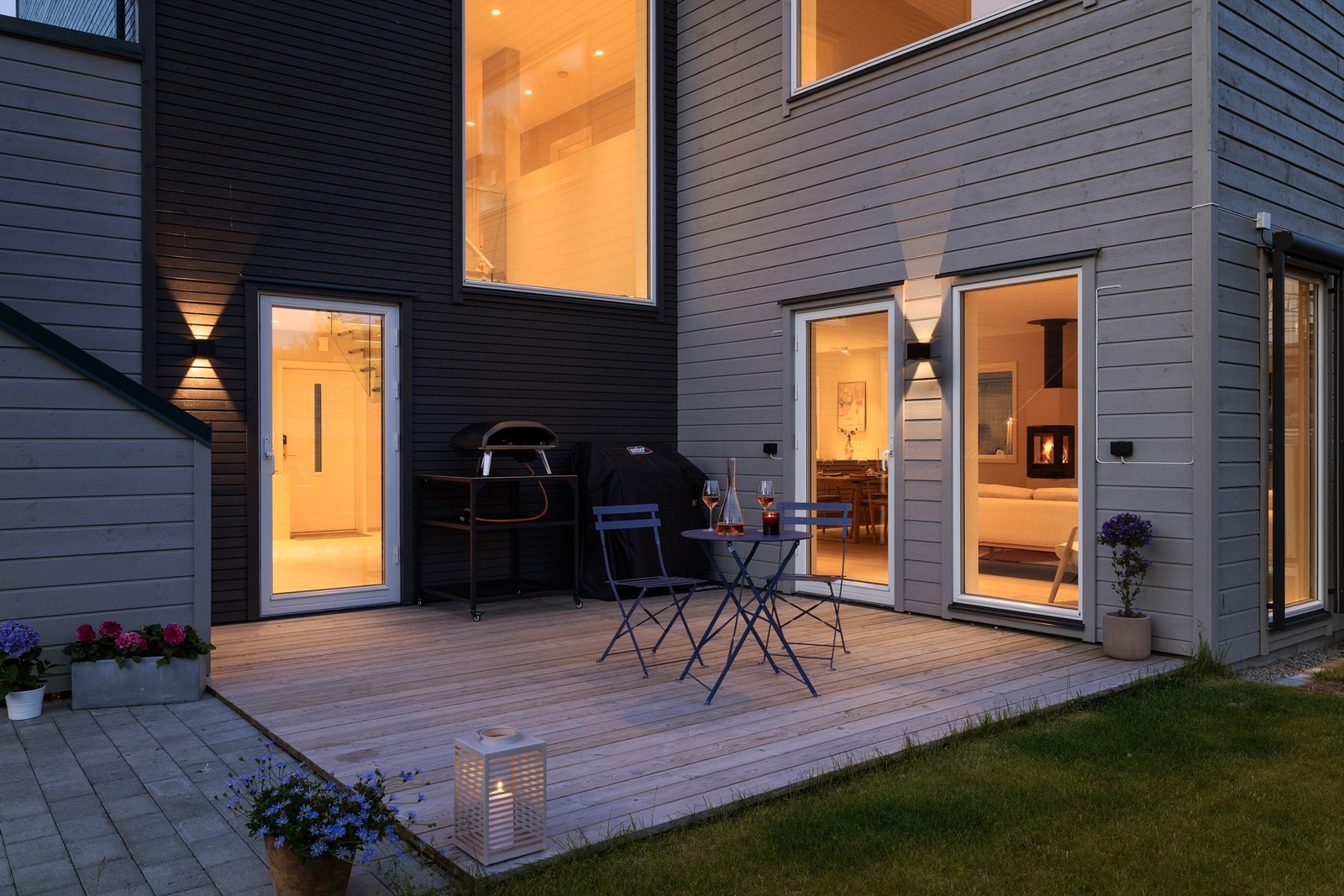 Utendørs kan du velge blant flere soner, deriblant den inntrukne plattingen som er lett tilgjengelig fra både stuen og hallen. Galleribilde