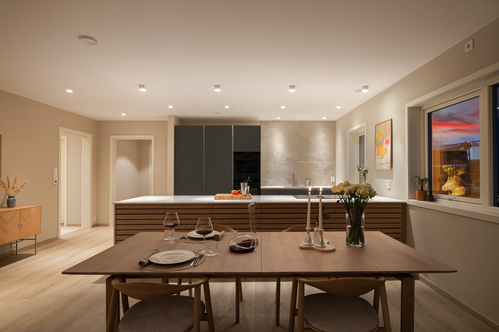 Kjøkkensonen er meget godt lyssatt med spotter - utvendige som innvendige. Galleribilde