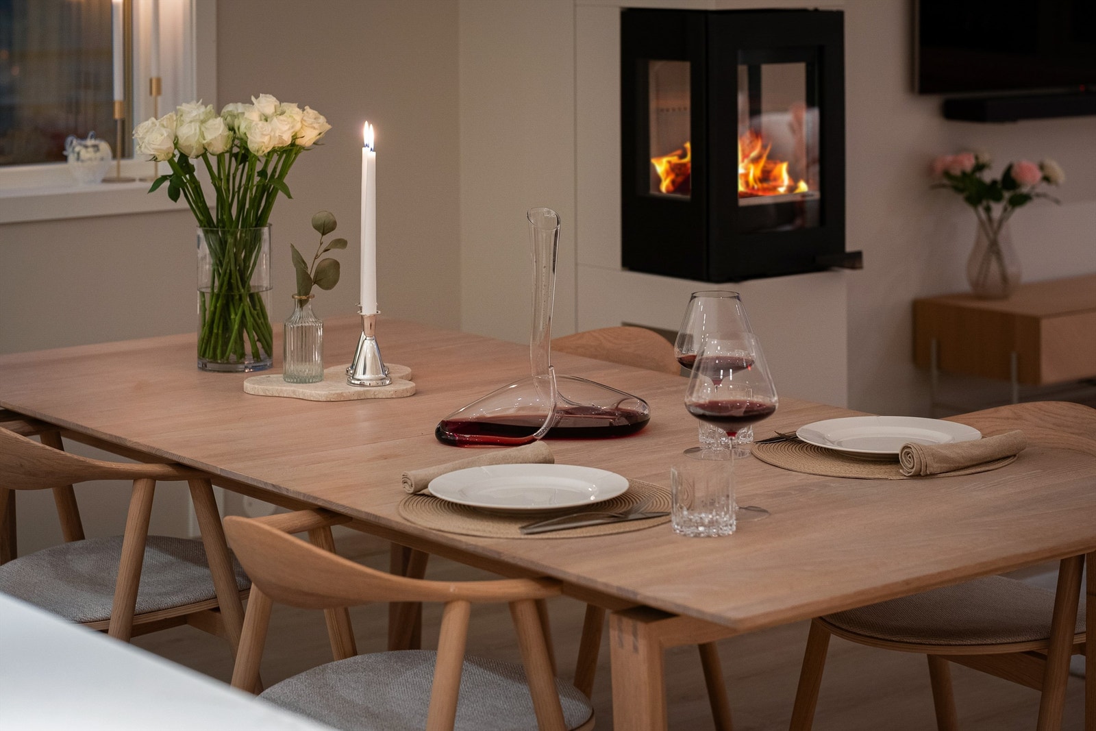 Peisen som står sentralt i stuen er til glede for både spisebordet og sofakroken. Peisen har ikke vært benyttet tidligere. Galleribilde