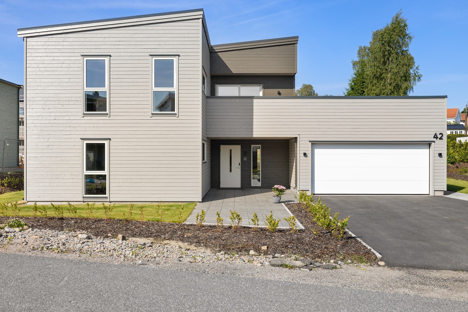 Easee billader er installert sentralt i dobbelgarasjen. Galleribilde