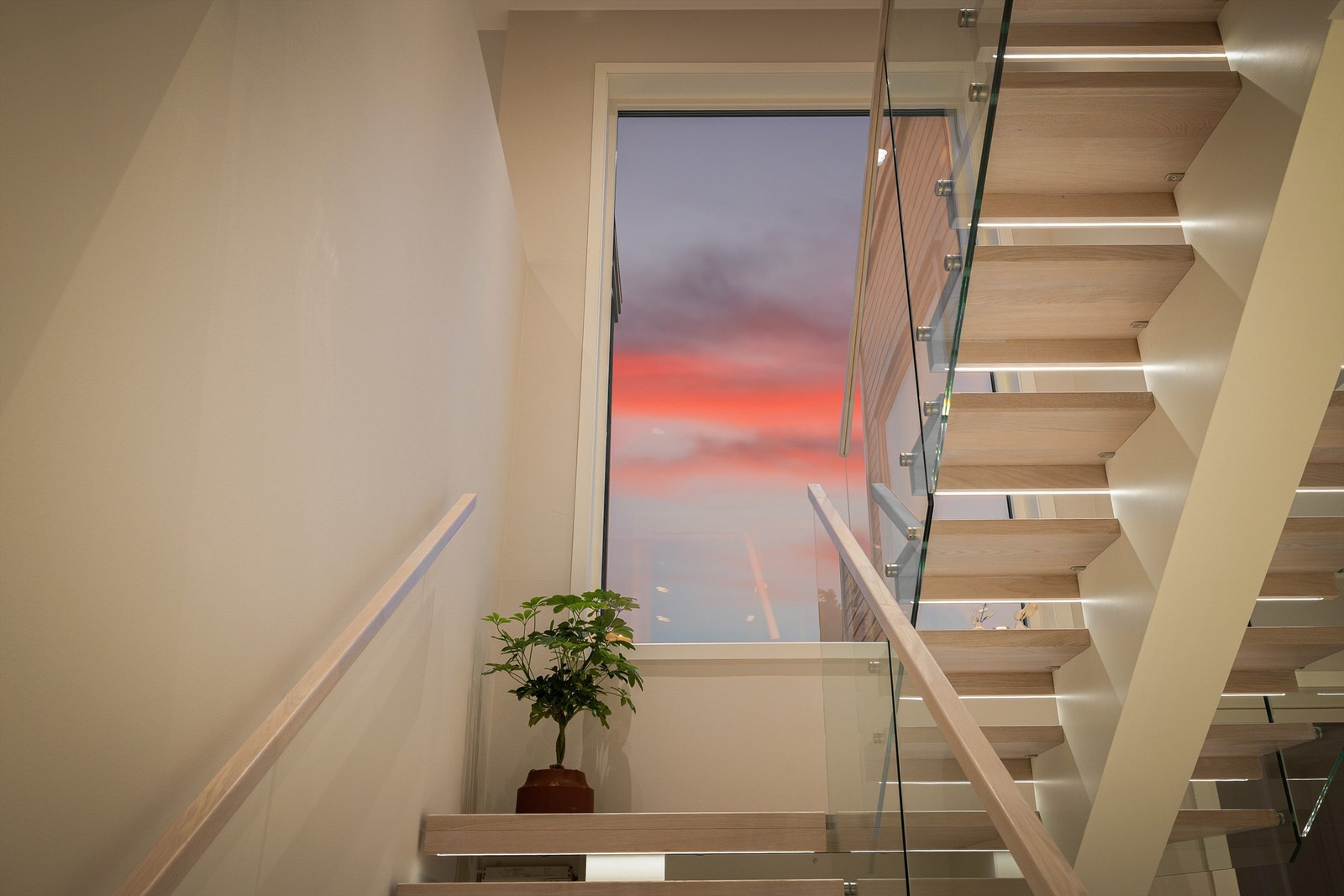 LED-strips under barnesikringslistene lyssetter trappen meget effektfullt. Galleribilde