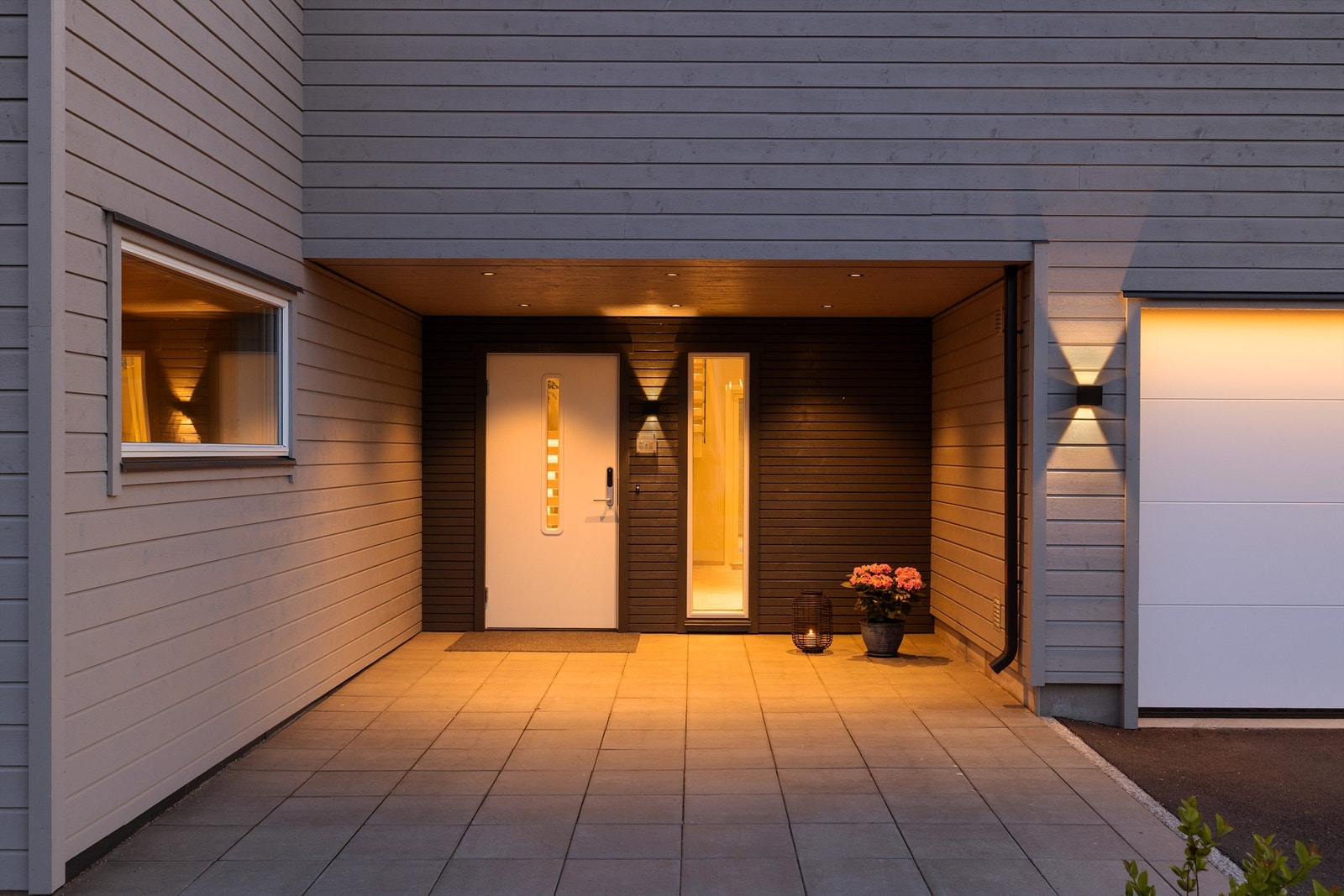Inntrukket inngangsparti - godt skjermet for nedbør. Elektronisk kodelås gjør nøkler overflødige. Galleribilde