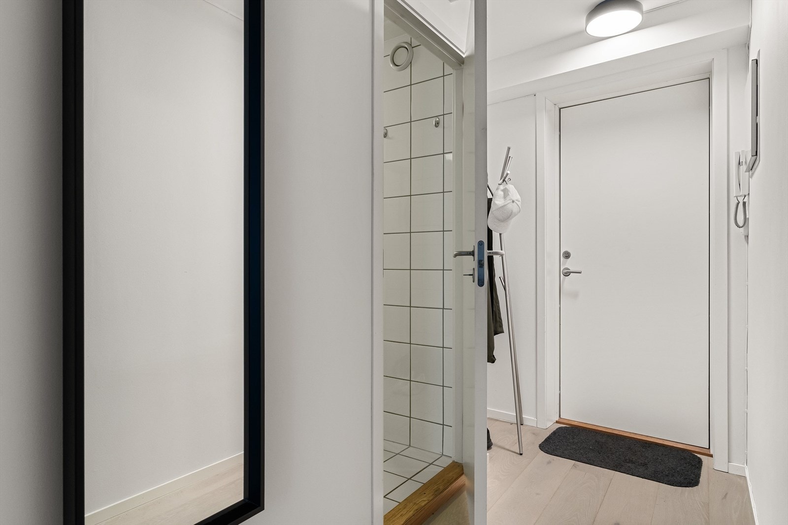 Fra entreen finner man badet og det er calling anlegg for åpning av felles inngangsdør. Galleribilde