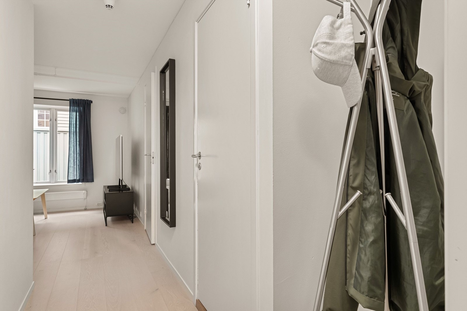 I entren er det god plass til oppbevaringsløsninger med praktisk innhuk. Galleribilde