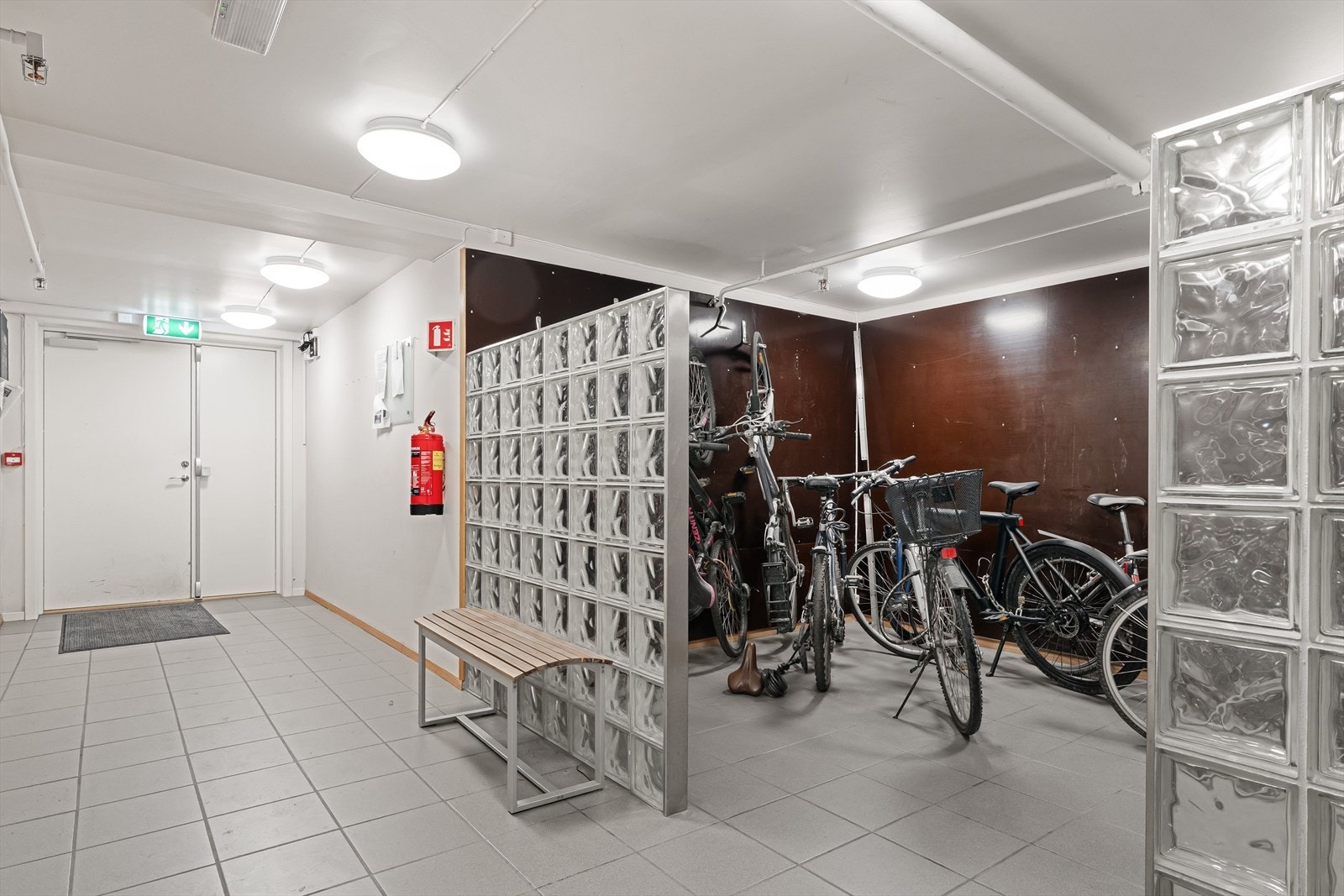 Ved fellesinngang er det praktisk sykkelparkering. Galleribilde