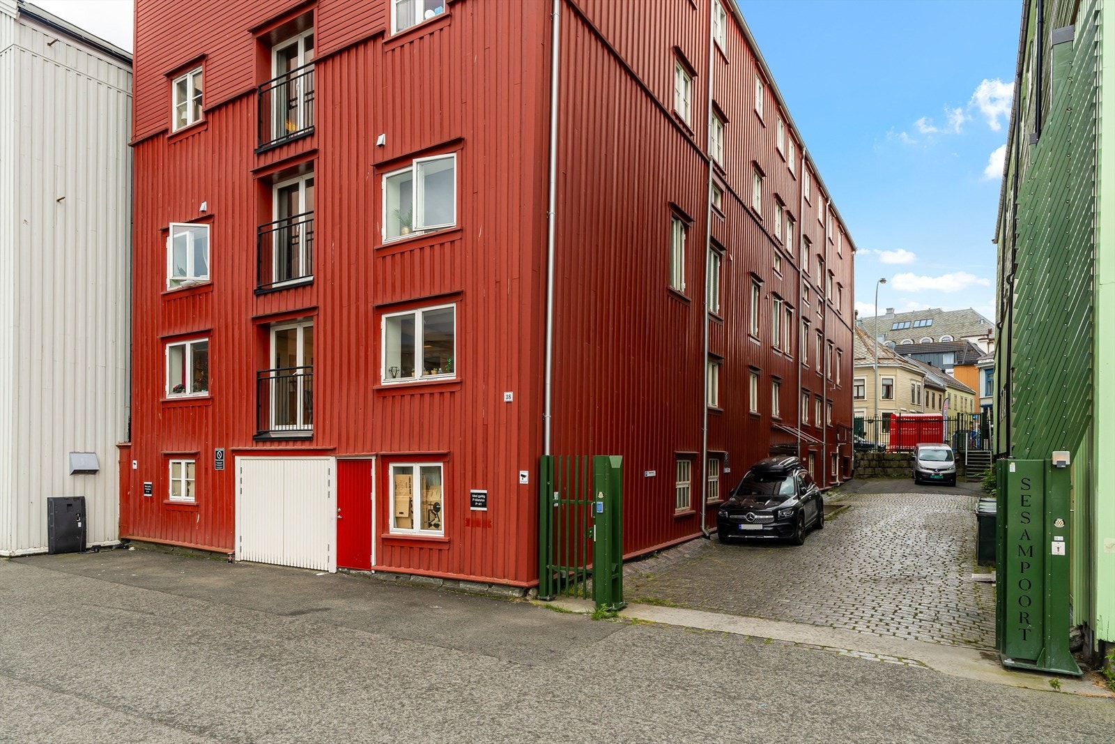 Det er mulighet til å søke i styret om parkering til sameiet. Galleribilde