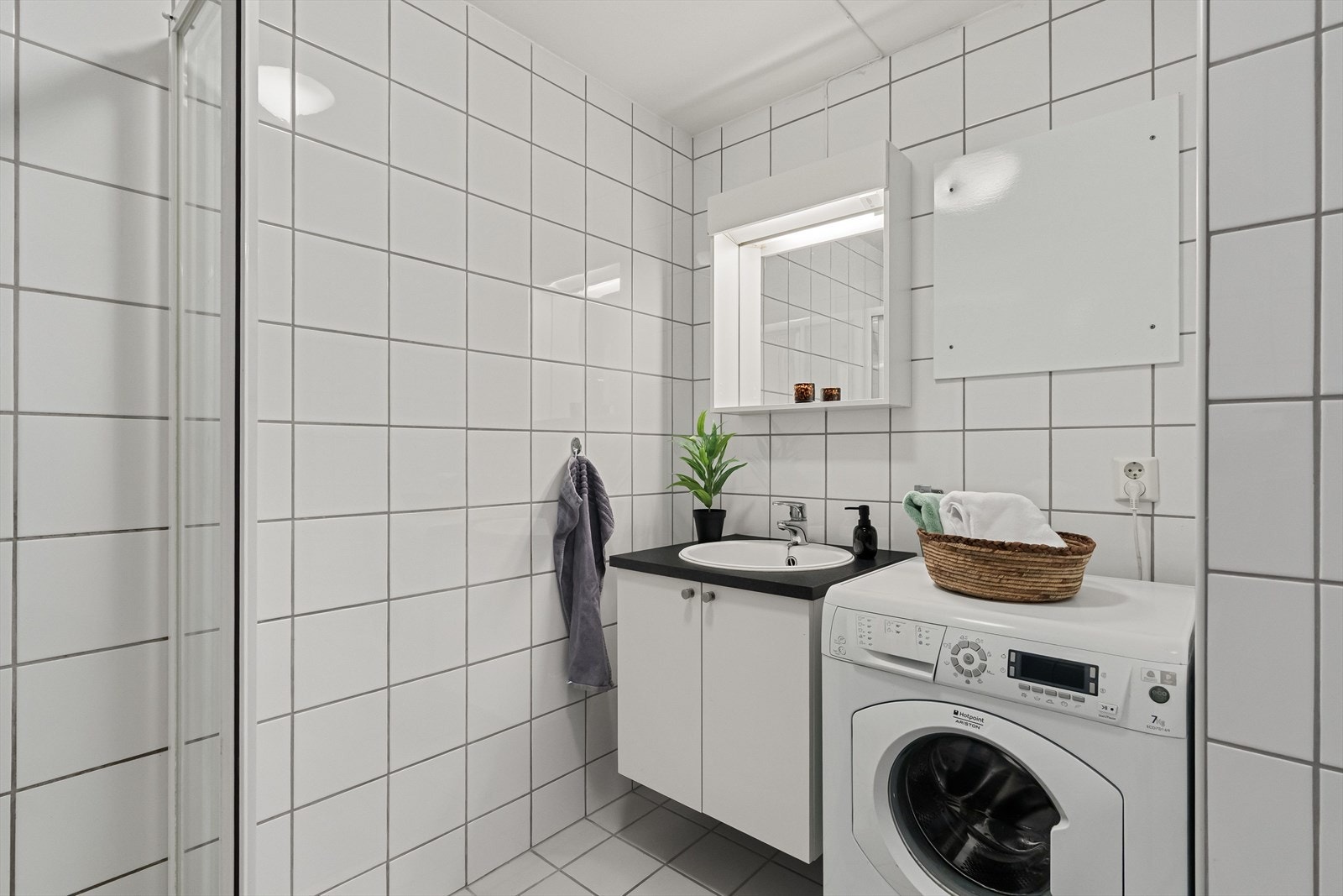 Badet er på 4 kvm og har varme i gulv, samt opplegg til vaskemaskin. Galleribilde