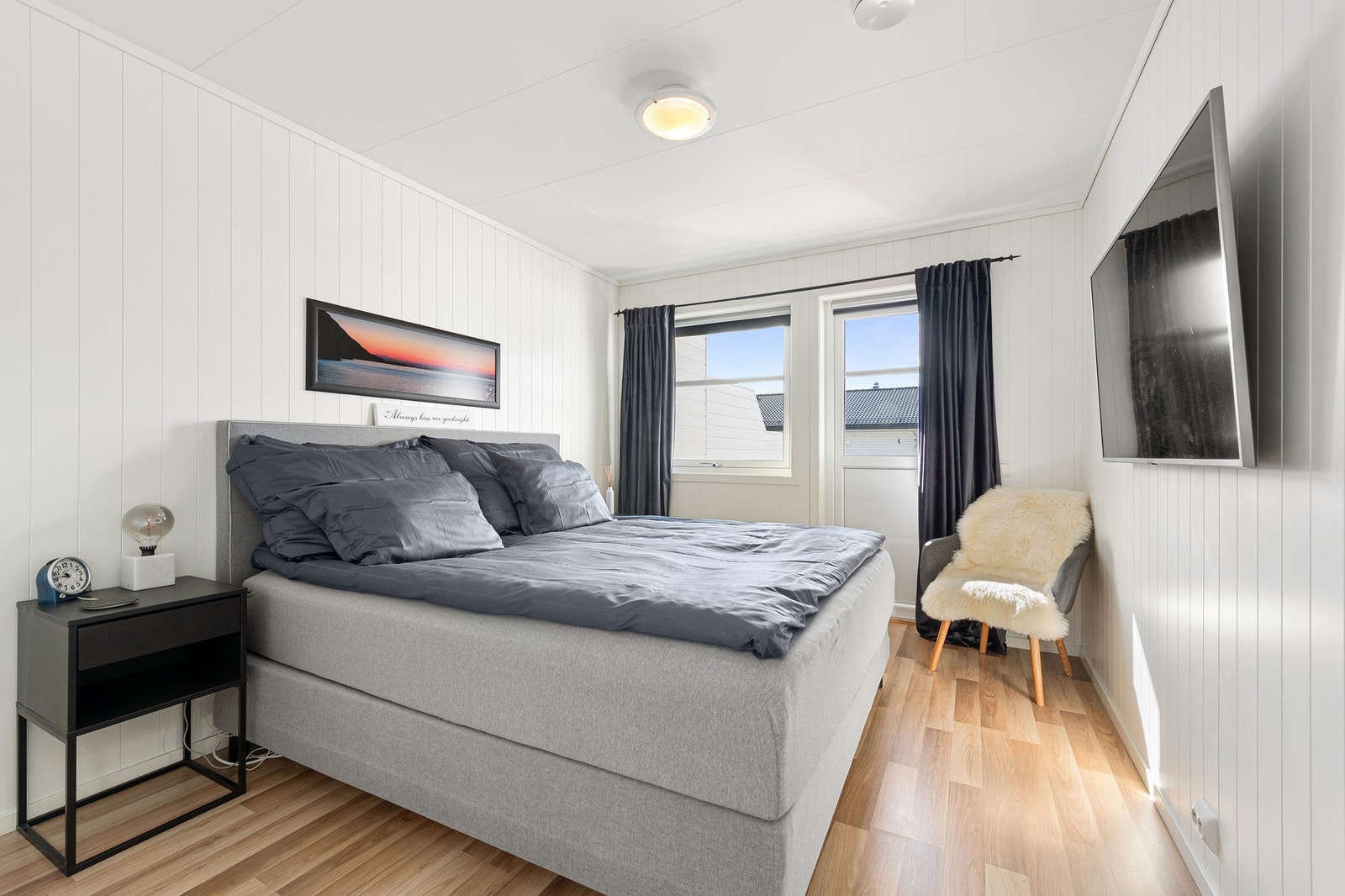 Hovedsoverom med utgang til terrasse i 1. etasje. Galleribilde