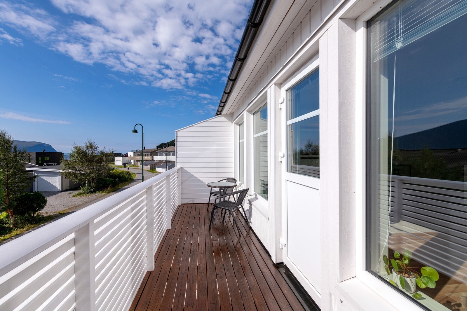 Solrik veranda på ca. 8 m² med plass til sittegruppe. Galleribilde