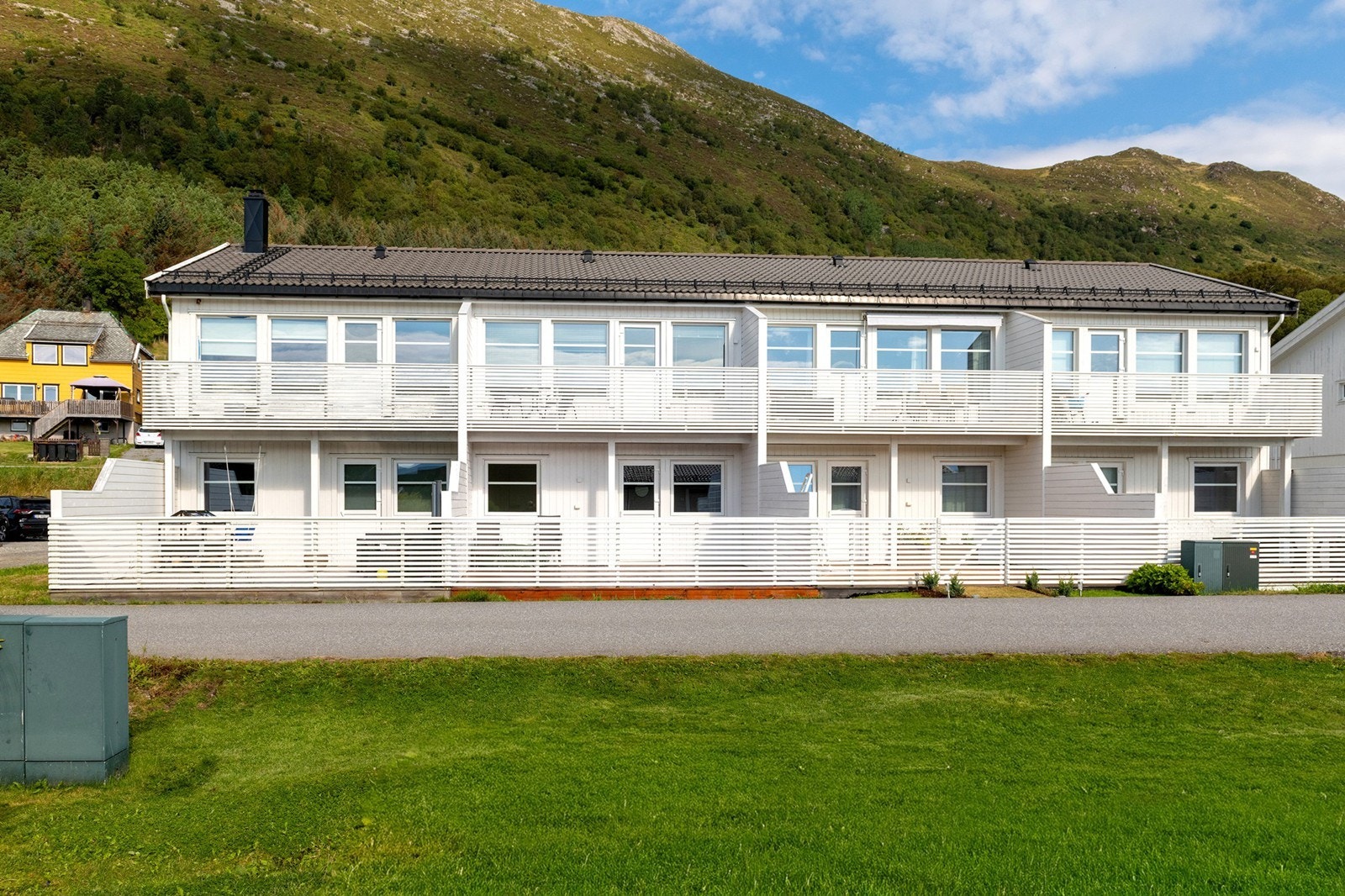 Rekkehus fra 2017 med terrasse i 1. etasje og veranda i 2. etasje. Galleribilde