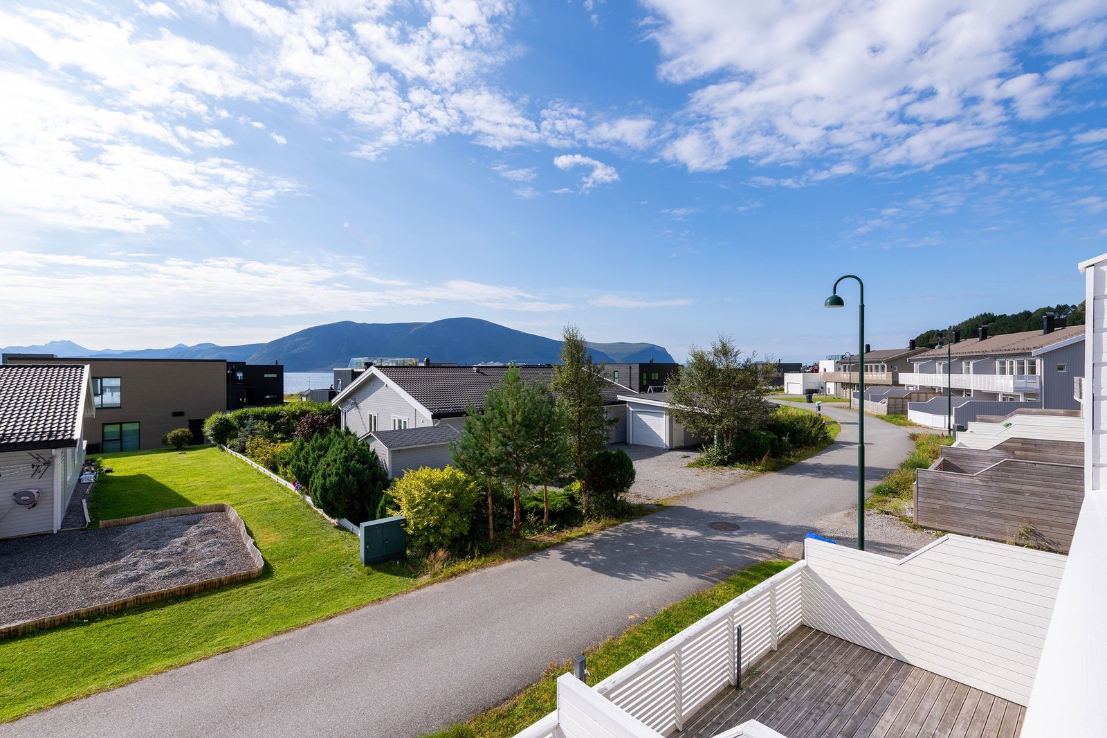 Fra verandaen har du utsyn mot nabolaget og fjellene i horisonten. Galleribilde