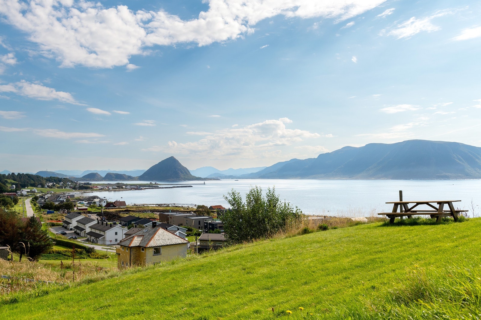 Utsiktspunkt i nærområdet med benk og flott fjordutsikt. Galleribilde