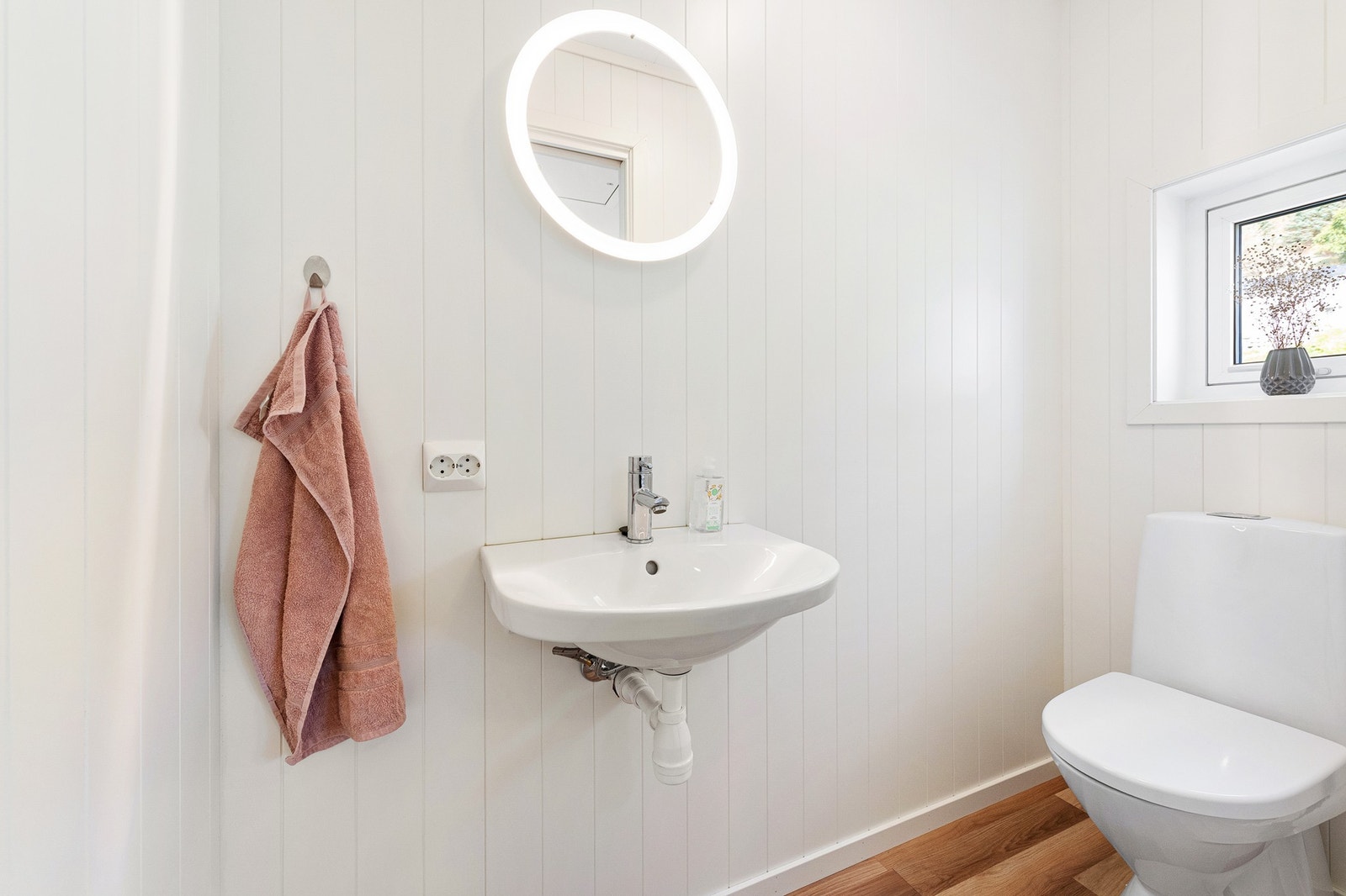 WC med vegghengt servant og toalett. Galleribilde