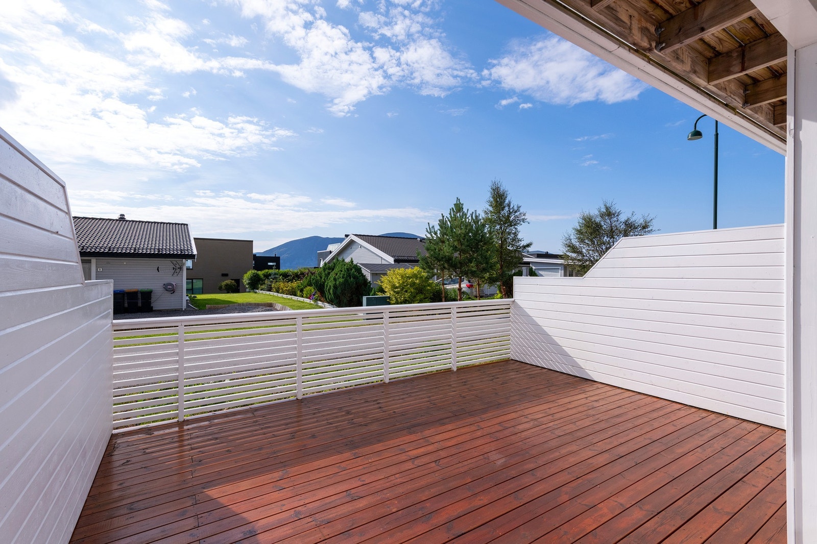 Terrasse på ca. 27 m² med gode solforhold og skjermede flater. Galleribilde