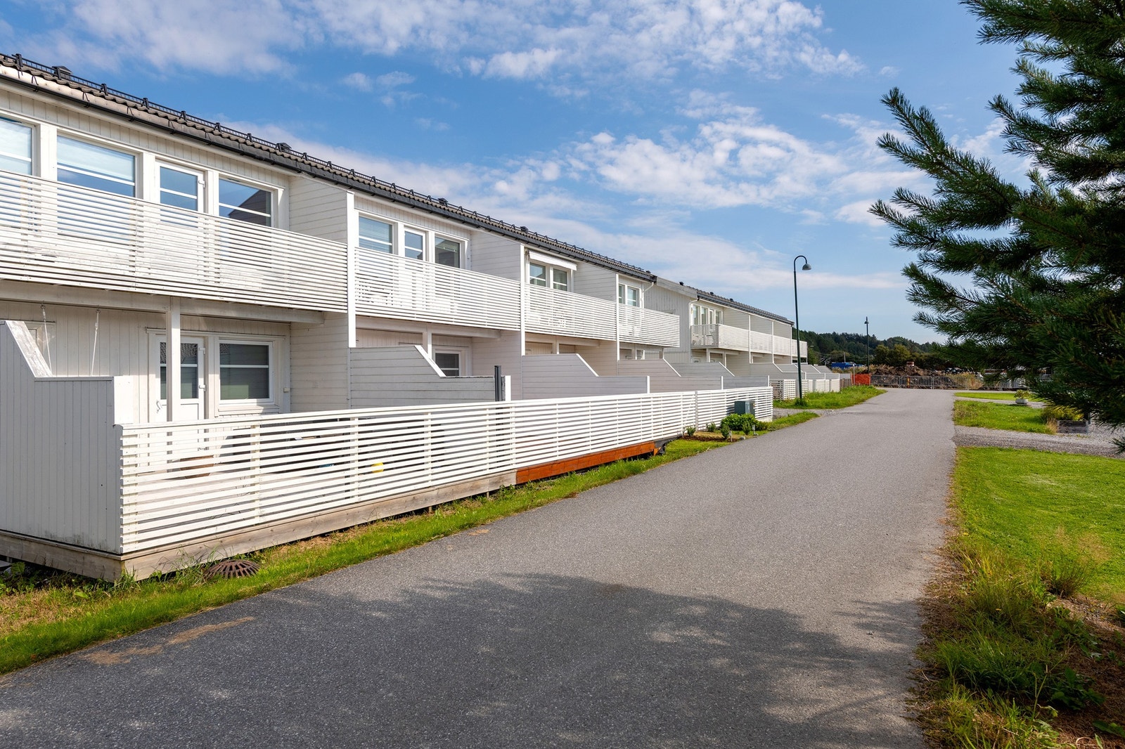 Rolig nabolag på Godøya med flotte turmuligheter til Alnes fyr, fjellturer og kyststier. Galleribilde