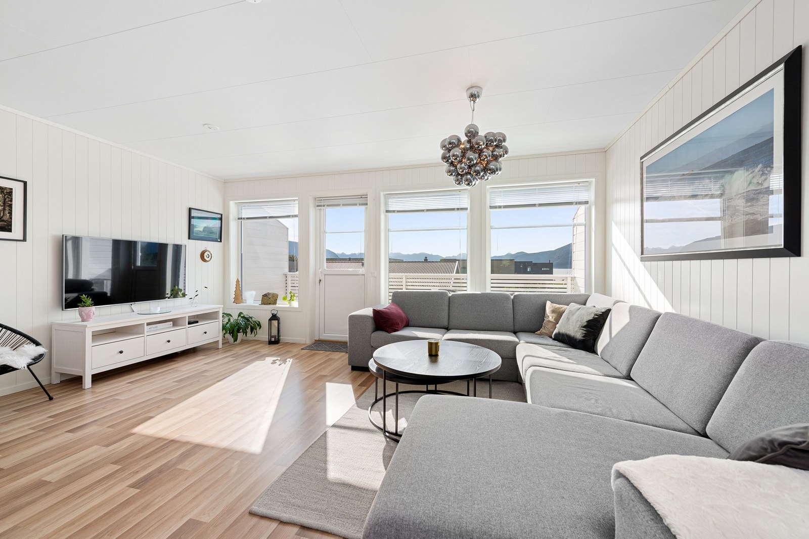 Stuen har store vindusflater som slipper inn godt med dagslys. Galleribilde