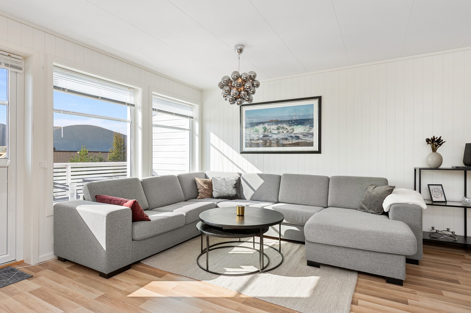 Stuedel med god plass til sofagruppe og naturlig lys fra flere vinduer. Galleribilde