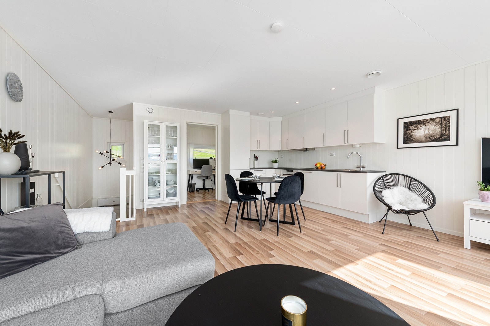 Fra stuen er det adkomst til soverom i 2. etasje gjennom doble glassdører. Galleribilde