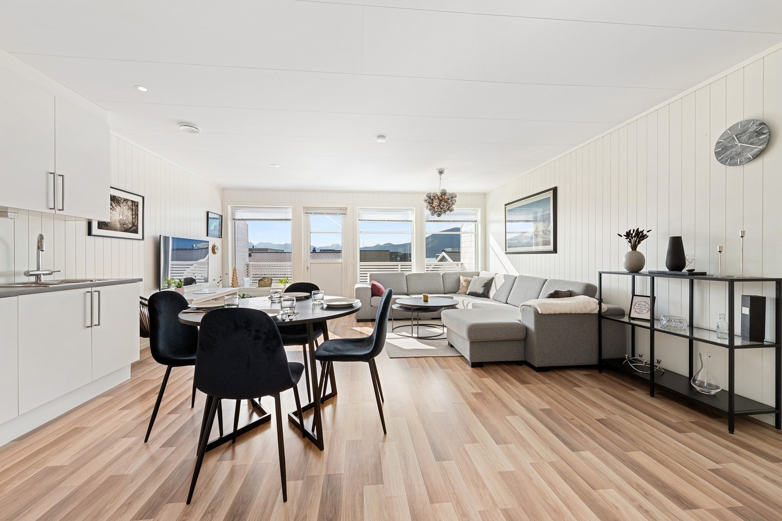 Lys stue og kjøkken i åpen løsning med utgang til balkong. Galleribilde