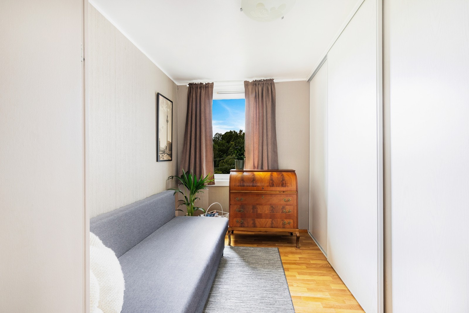 Soverom 2 med skyvedørsgarderobe. Galleribilde